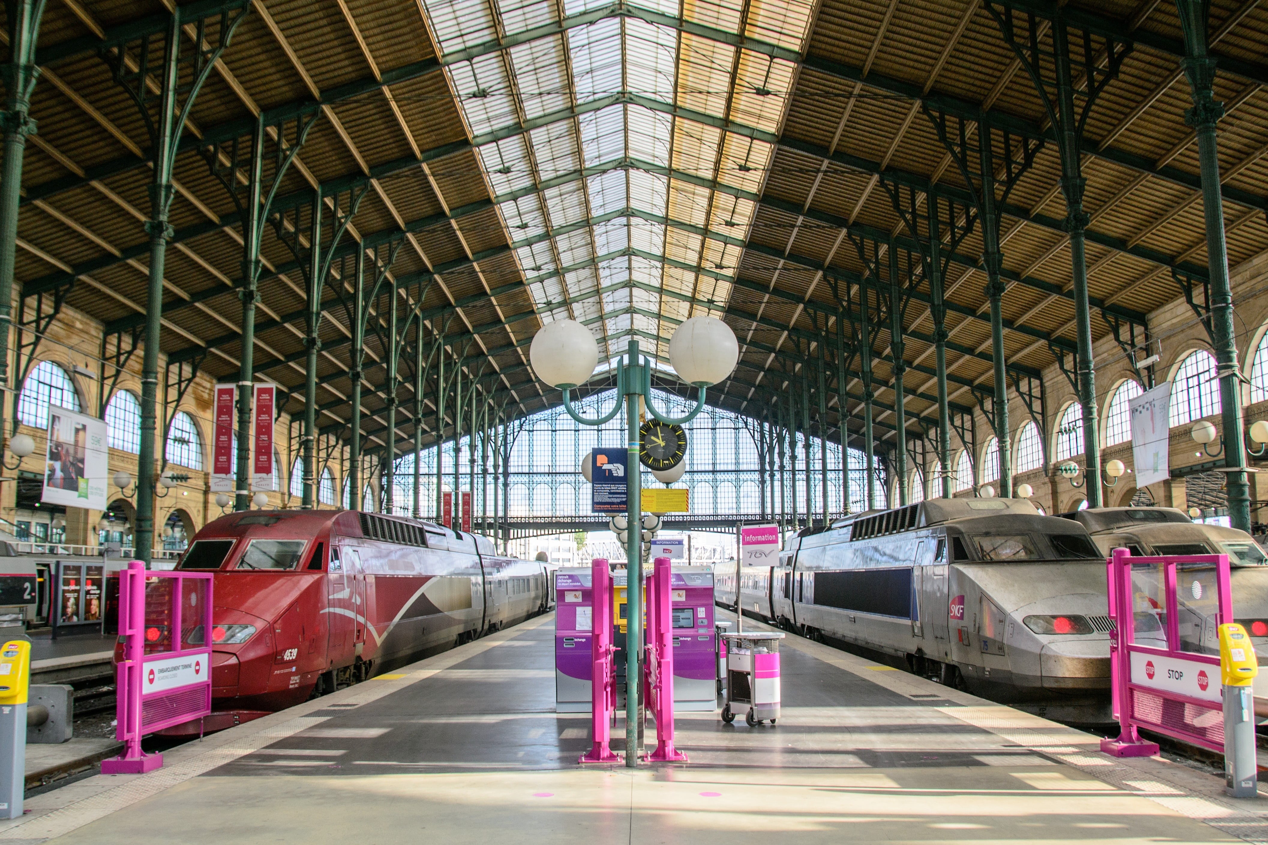 railway station, paris, 4K, lighting equipment, gare du nord, france, modern, public transportation, city, red, railroad station, ceiling, incidental people, HD Wallpaper