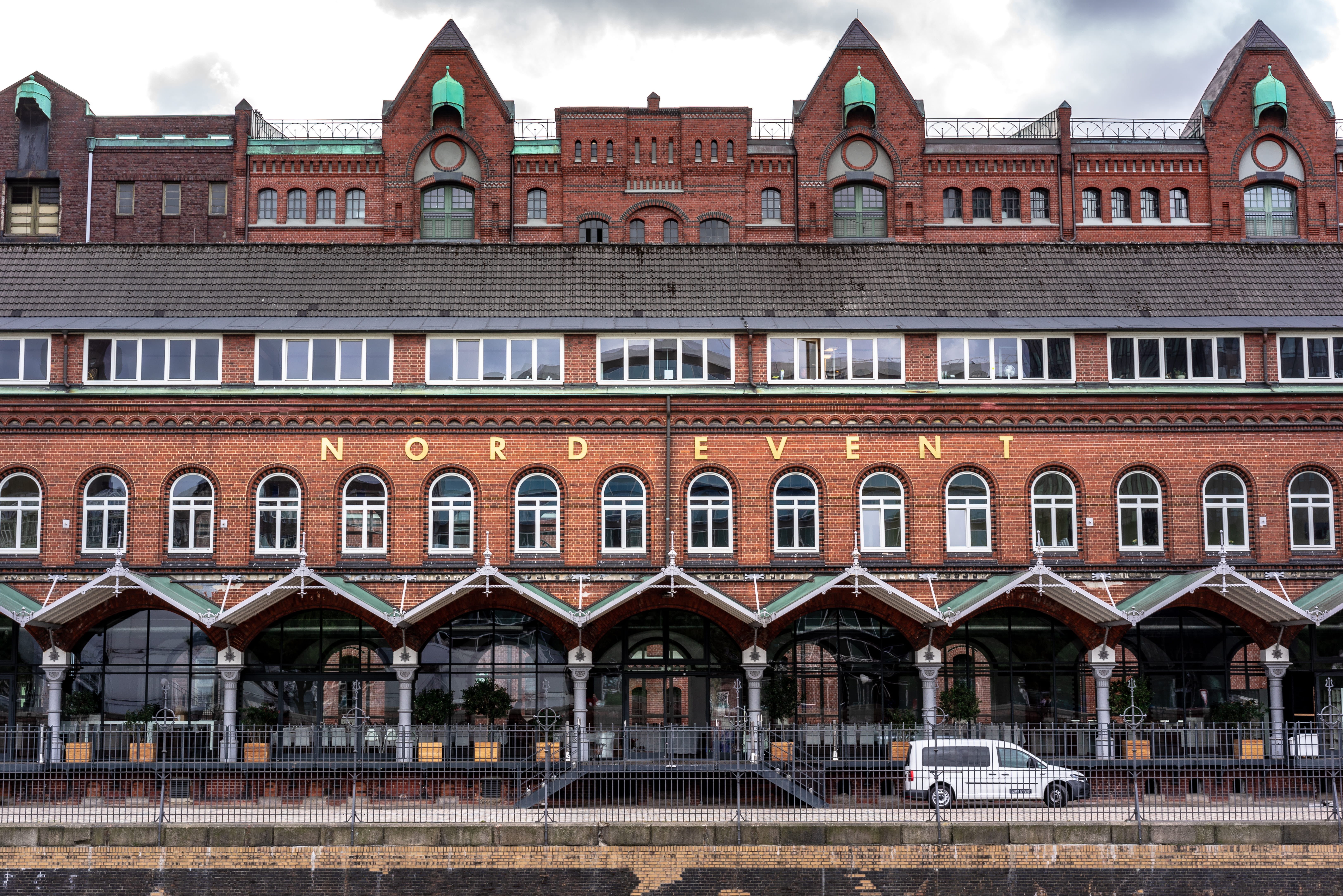 5K, window, urban, history, architecture, germany, automobile, railing, row house, apartment building, symmetry, nord, residential district, built structure, HD Wallpaper
