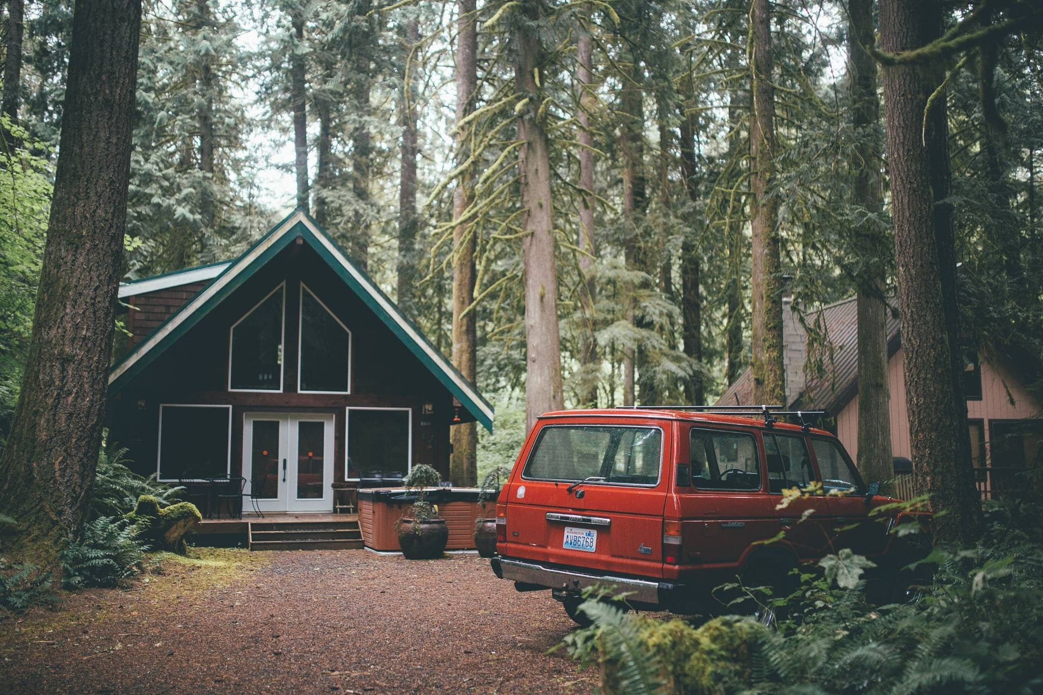 Washington state, architecture, suv, pine trees, land vehicle, cabin, red, day, tree trunk, 1080P, trees, no people, mode of transportation, land, trunk, HD Wallpaper