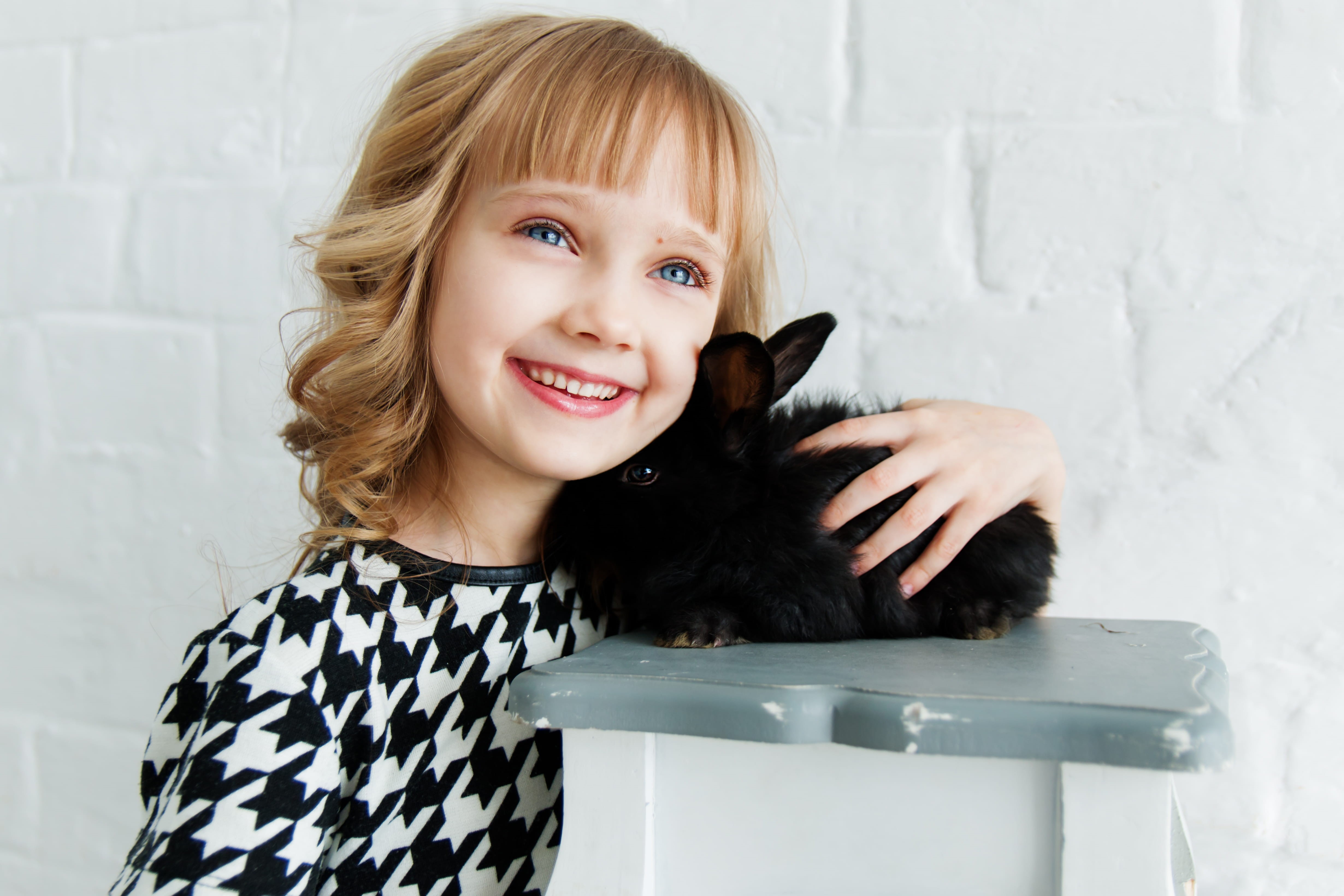 soft, enjoyment, 4K, childhood, girl, child, looking, portrait, indoors, blue eyes, smile, innocence, cute, fun, hug, relaxation, family, happiness, holding, HD Wallpaper