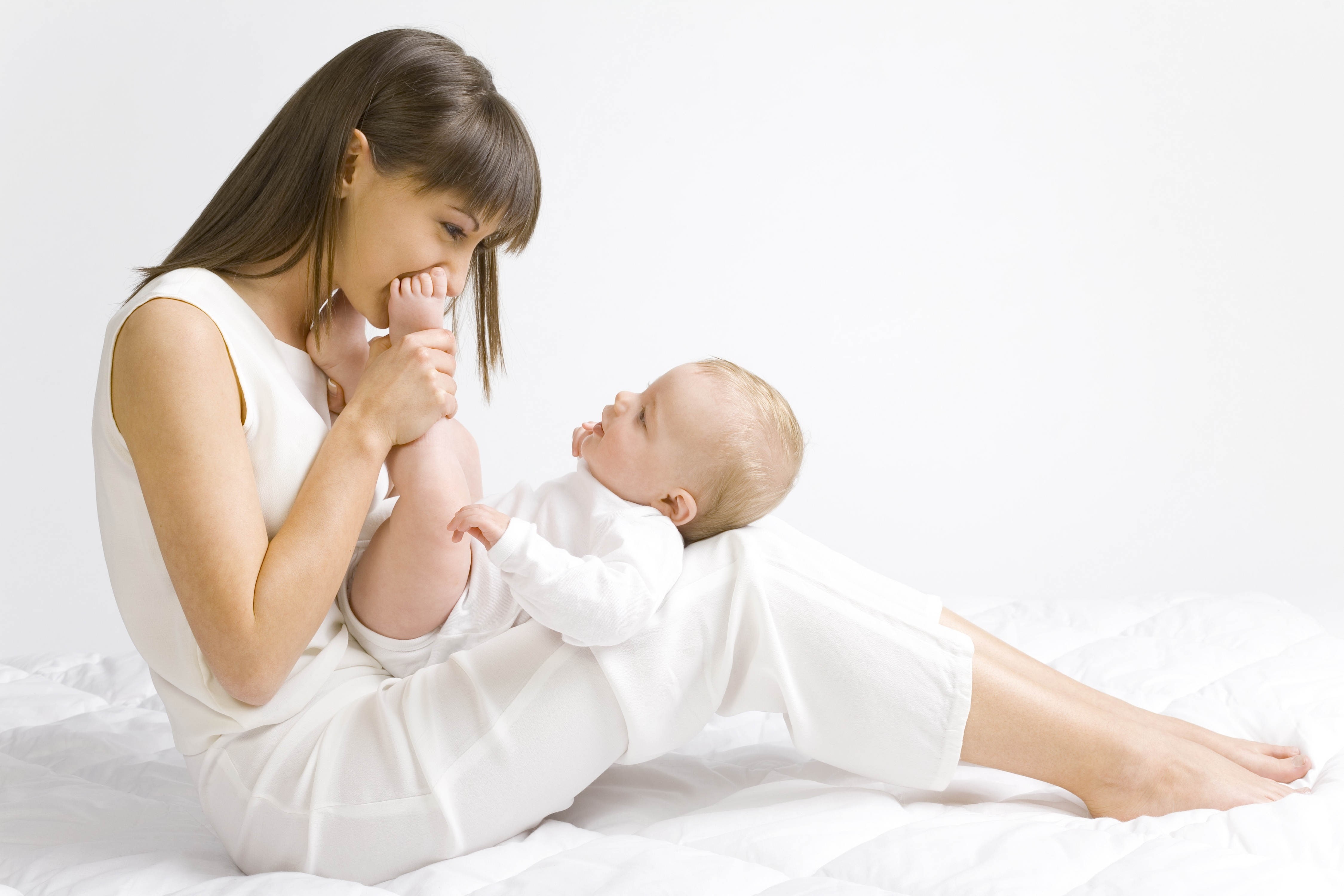 care, emotion, childhood, women, Happiness, Mother, innocence, positive emotion, two people, beginnings, bed, Smiles, females, togetherness, White, adult, HD Wallpaper