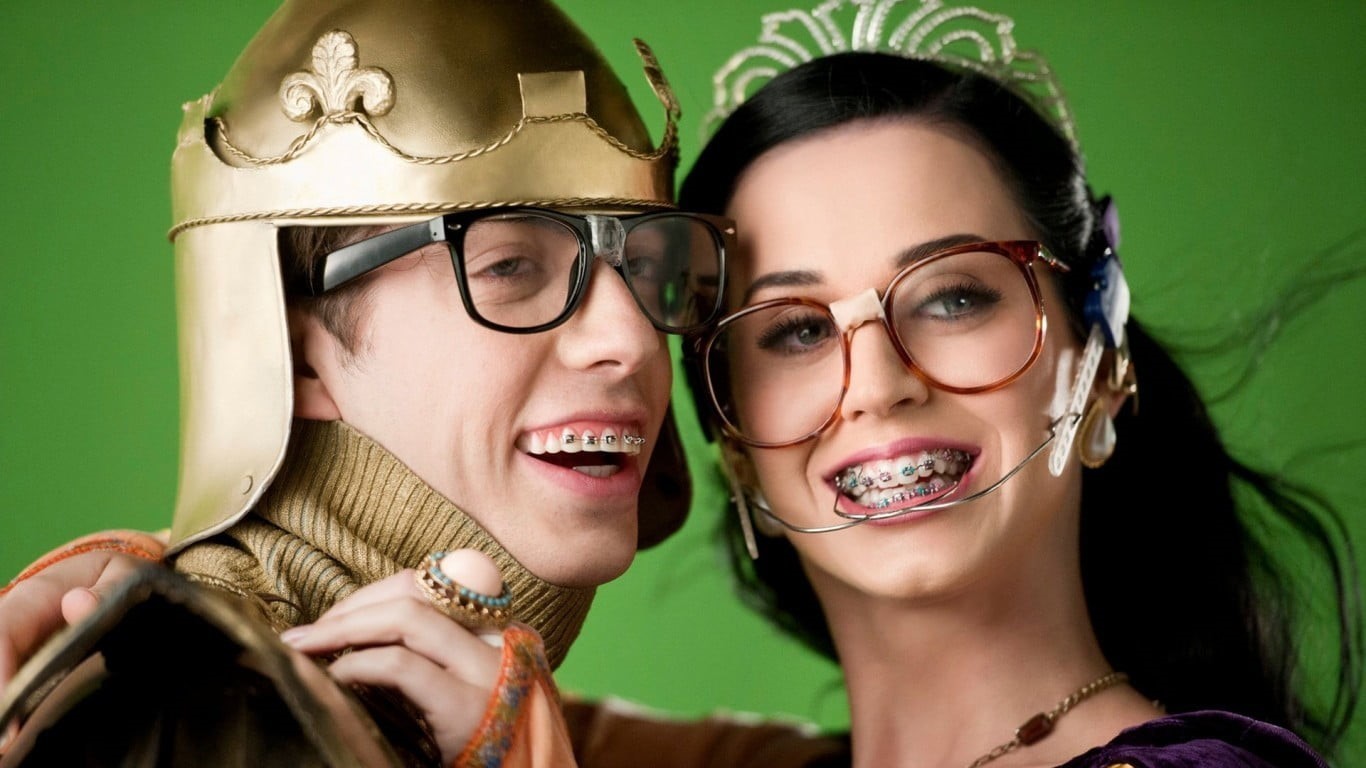 portrait, fashion, Katy Perry, front view, women, happiness, young adult, 720P, beautiful woman, close-up, hairstyle, braces, eyeglasses, adult, green background, HD Wallpaper