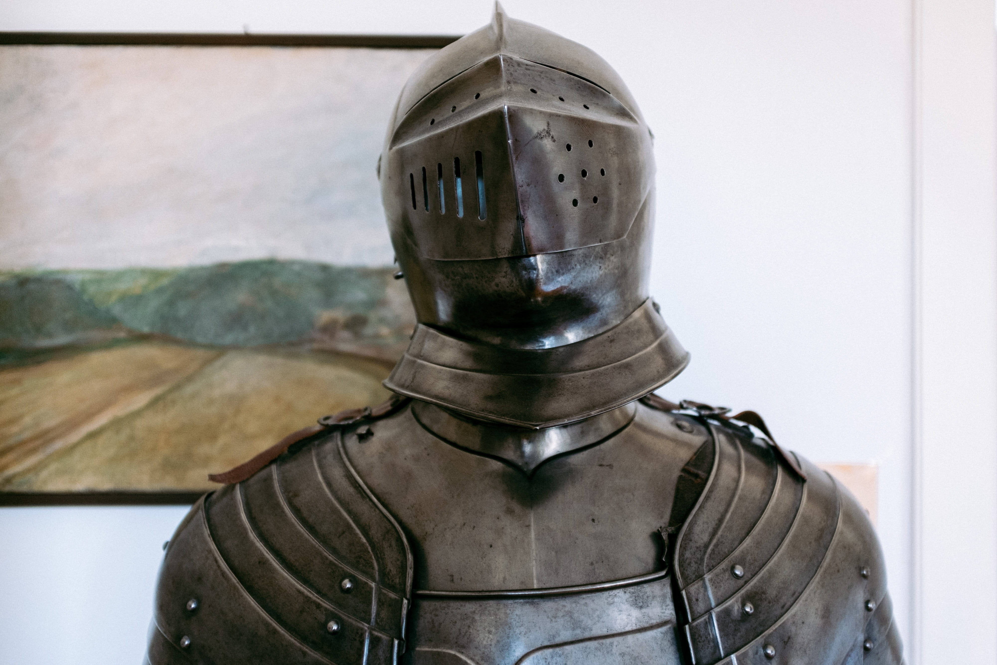 technology, design, metal, government, people, architecture, sword, suit of armor, armor, helmet, chain, 4K, indoors, warrior, work helmet, sport, protective, HD Wallpaper