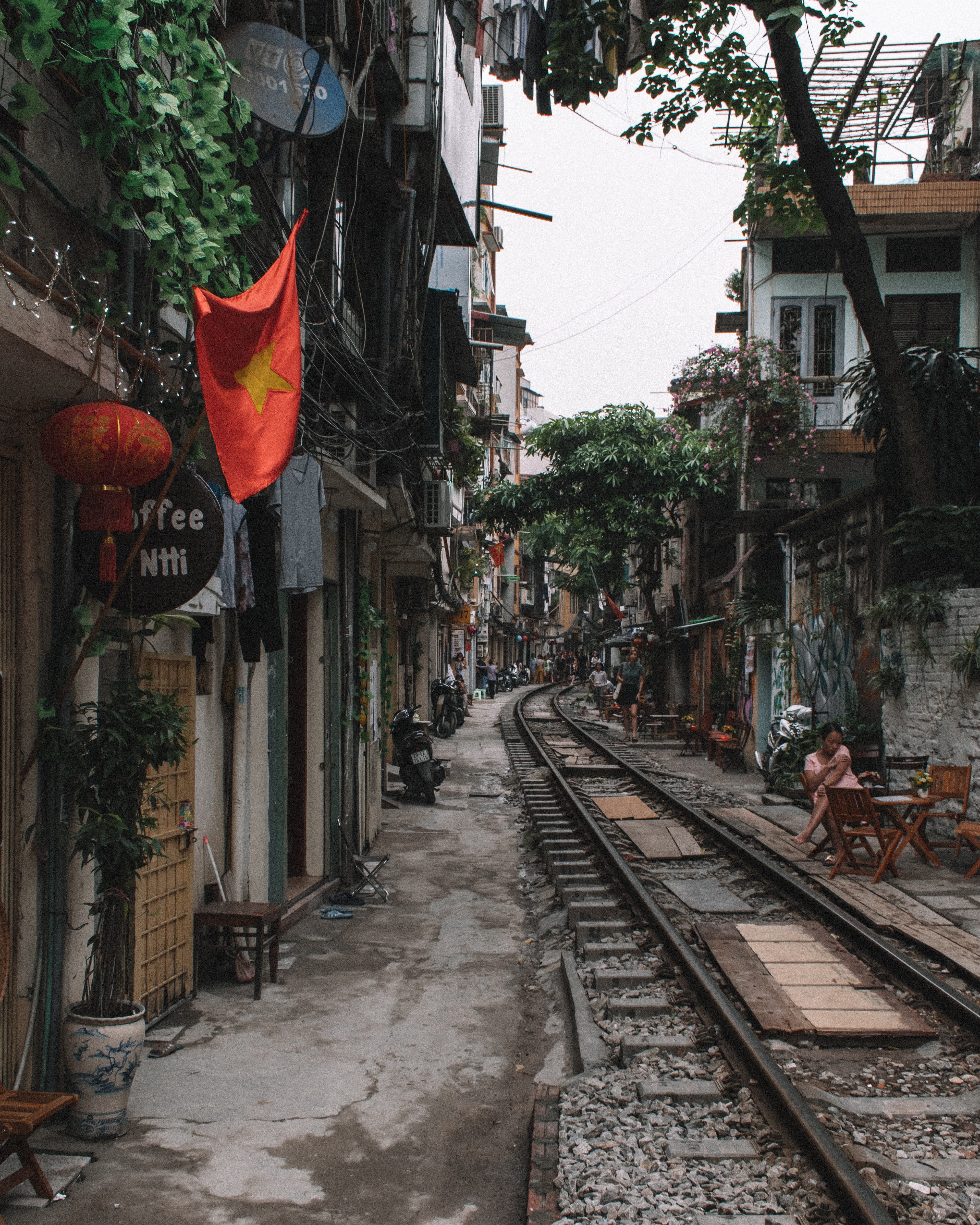 transportation, nature, day, the way forward, town, outdoors, train street, urban, flag, trains, flagstone, vietnam, city, track, patriotism, hanoi, built structure, Phone HD Wallpaper