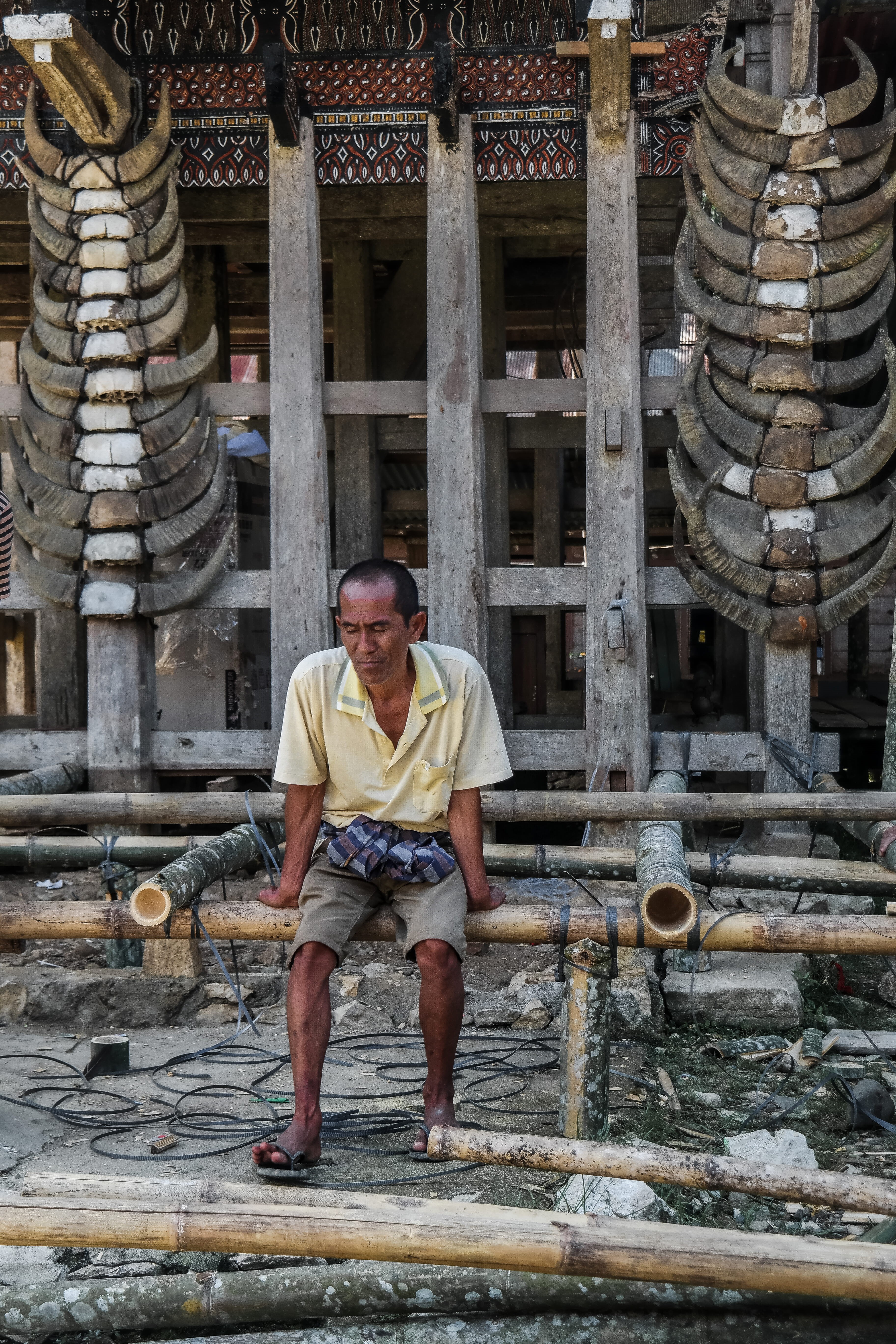 toraja, clothing, pants, sitting, history, place of worship, standing, built structure, person, spirituality, shorts, construction, rest, full length, front view, Phone HD Wallpaper