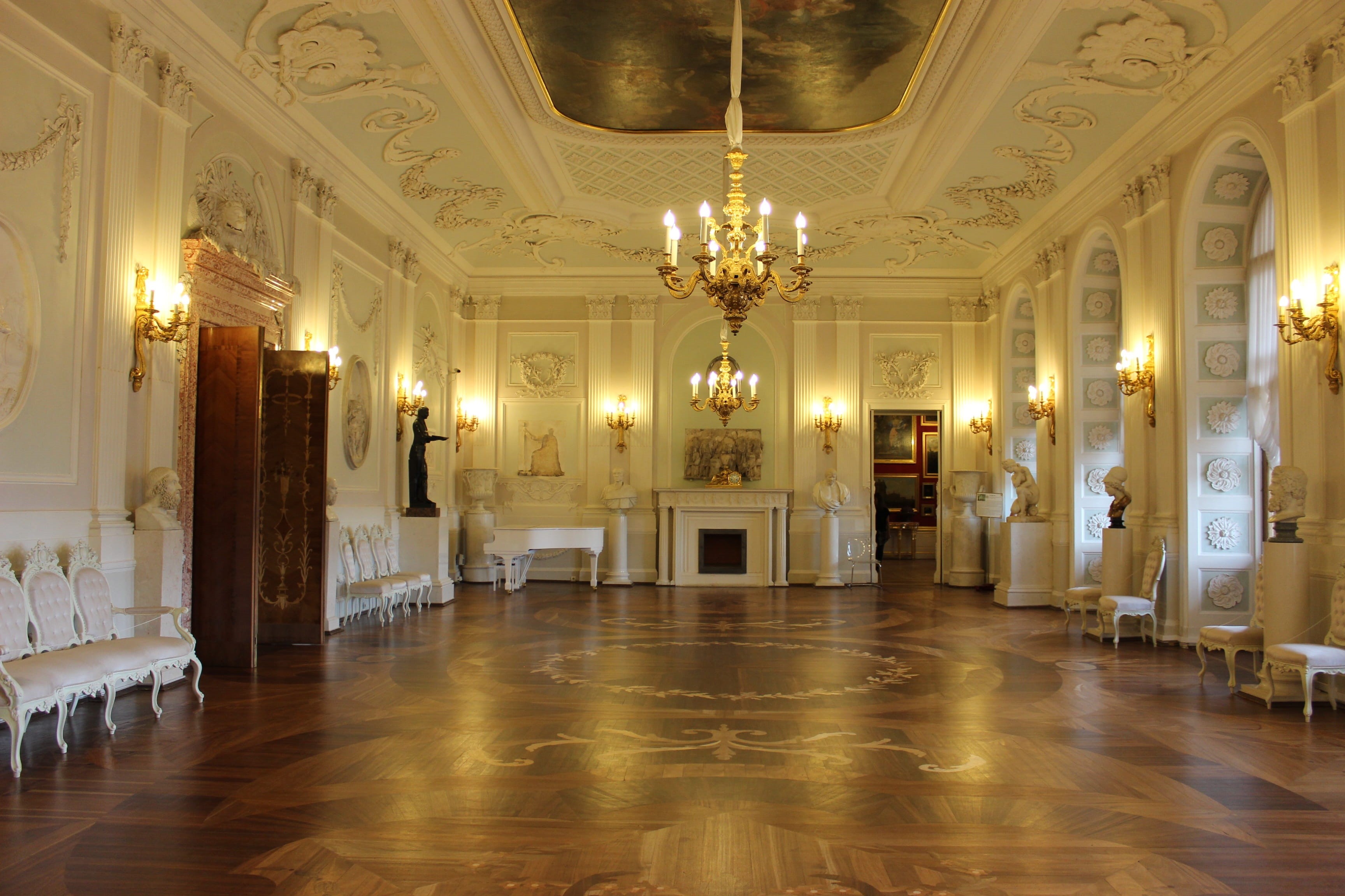 entrance hall, travel destinations, architecture, 2K, framed, flooring, russia, hardwood floor, wall, architectural column, illuminated, lighting equipment, HD Wallpaper