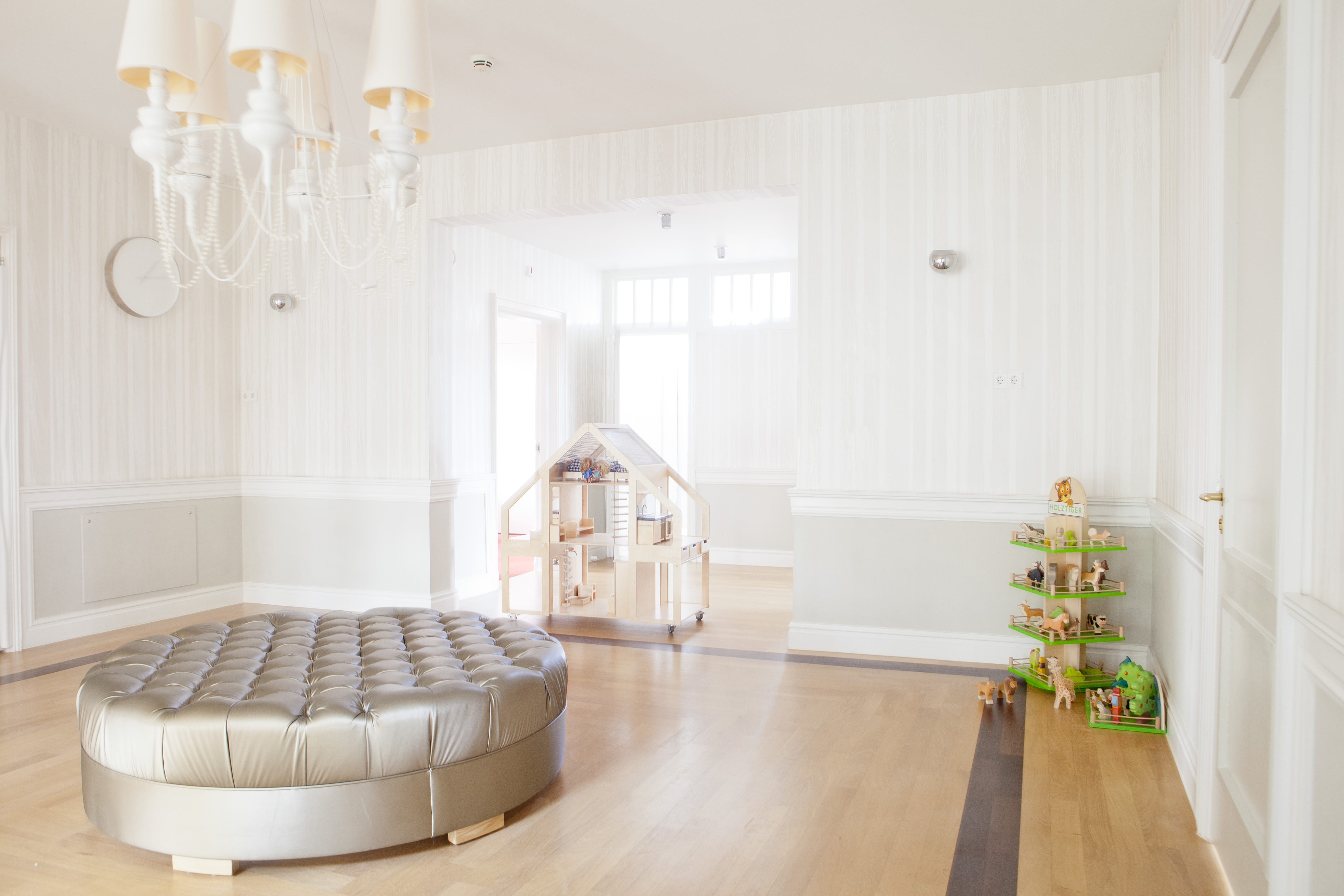 absence, interior design, white, domestic room, indoors, glamour, bed, luxury, light, ottoman, business, home showcase interior, day, wood, home, flooring, HD Wallpaper