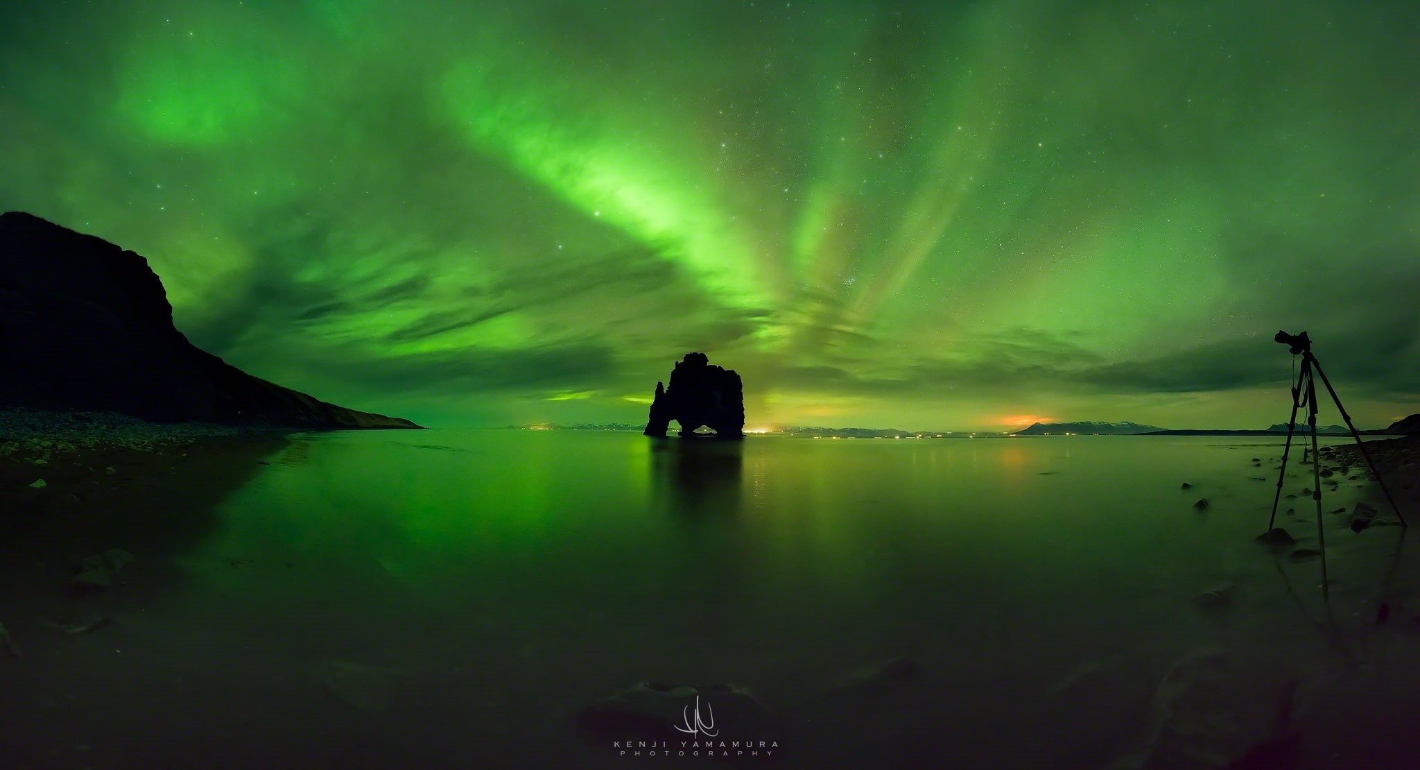 Kenji Yamamura, 1080P, Northern lights, rock, sea, photographer, HD Wallpaper