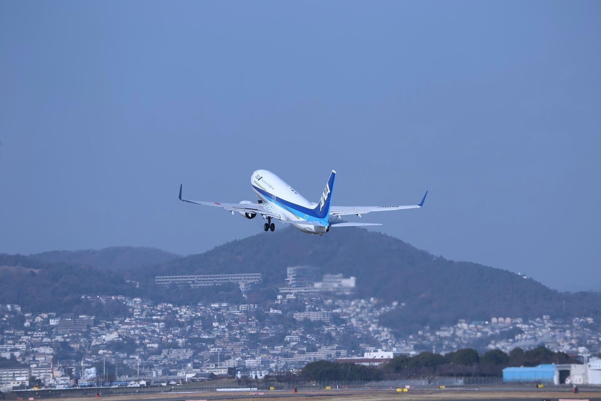 boeing 737, airplane, osaka, mode of transportation, water, nature, aircraft, mid-air, sky, sky park, blue, built structure, building exterior, blue sky, HD Wallpaper