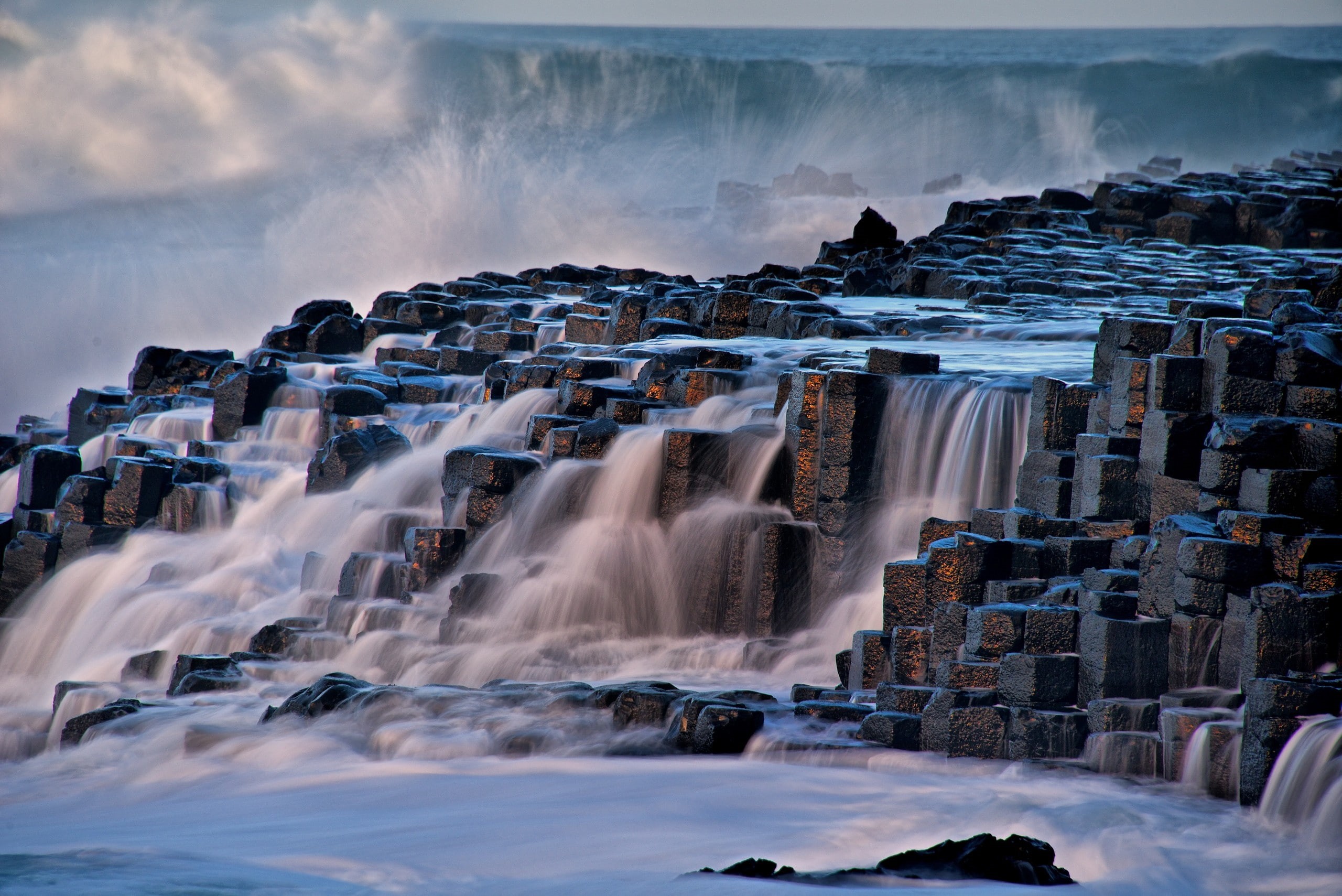 Antrim, cascade, Northern Ireland, causeway, 2K, columns, northern, Giants Causeway, ireland, element, waves, giants, HD Wallpaper