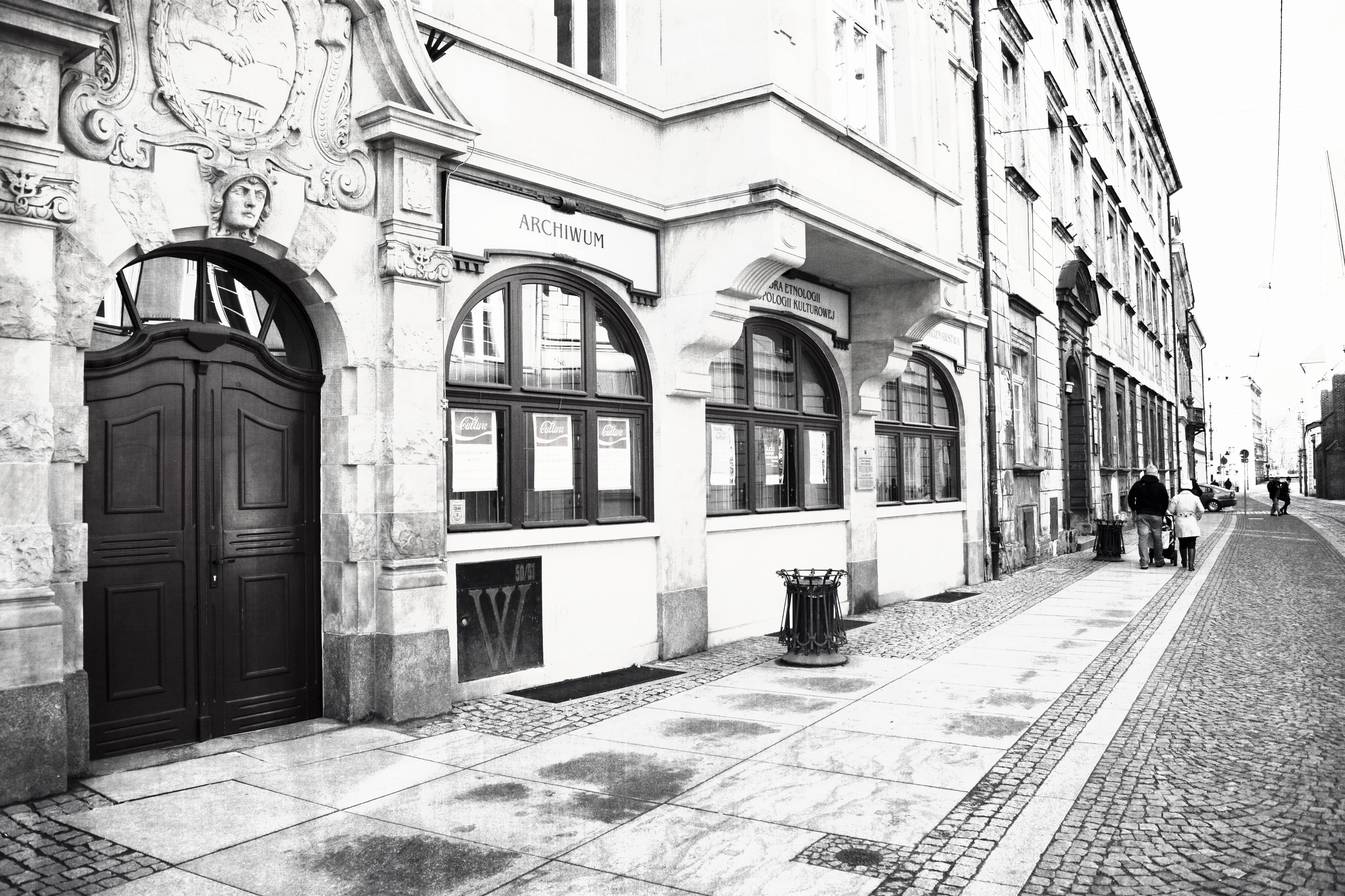 alley, buildings, 4K, greyscale, incidental people, men, road, direction, real people, day, people, street, the way forward, urban, city, daytime, sidewalk, HD Wallpaper