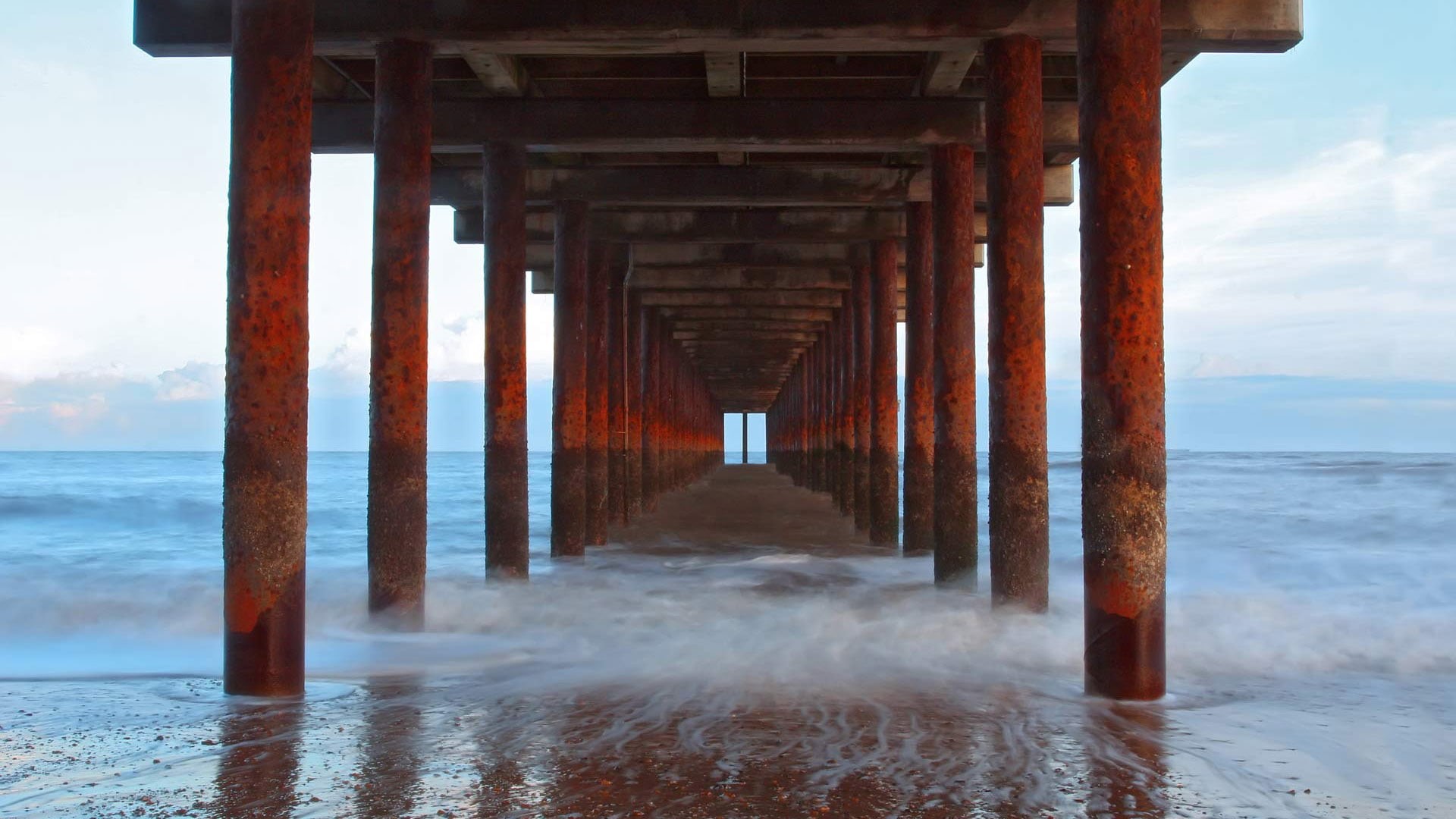 sea, home, horizon, door, urban, house, below, motion, pier, outdoors, light, column, architecture, wall, wave, diminishing perspective, sky, 1080P, modern, HD Wallpaper