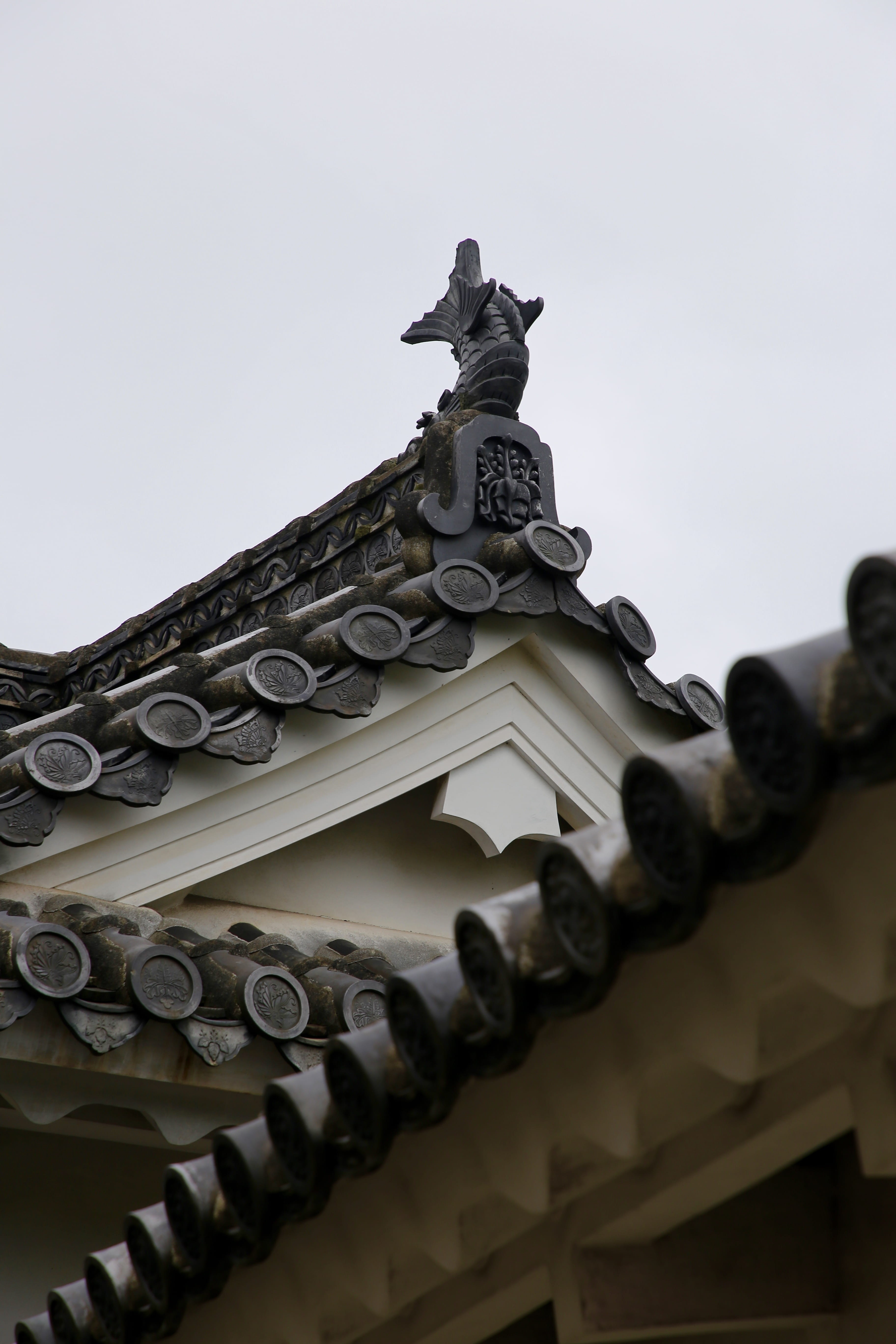 religion, 5K, craft, pigeon, roof, symbol, carving, tower, sculpture, column, roof tile, cross, ornate, steeple, architecture, bird, animal representation, Phone HD Wallpaper