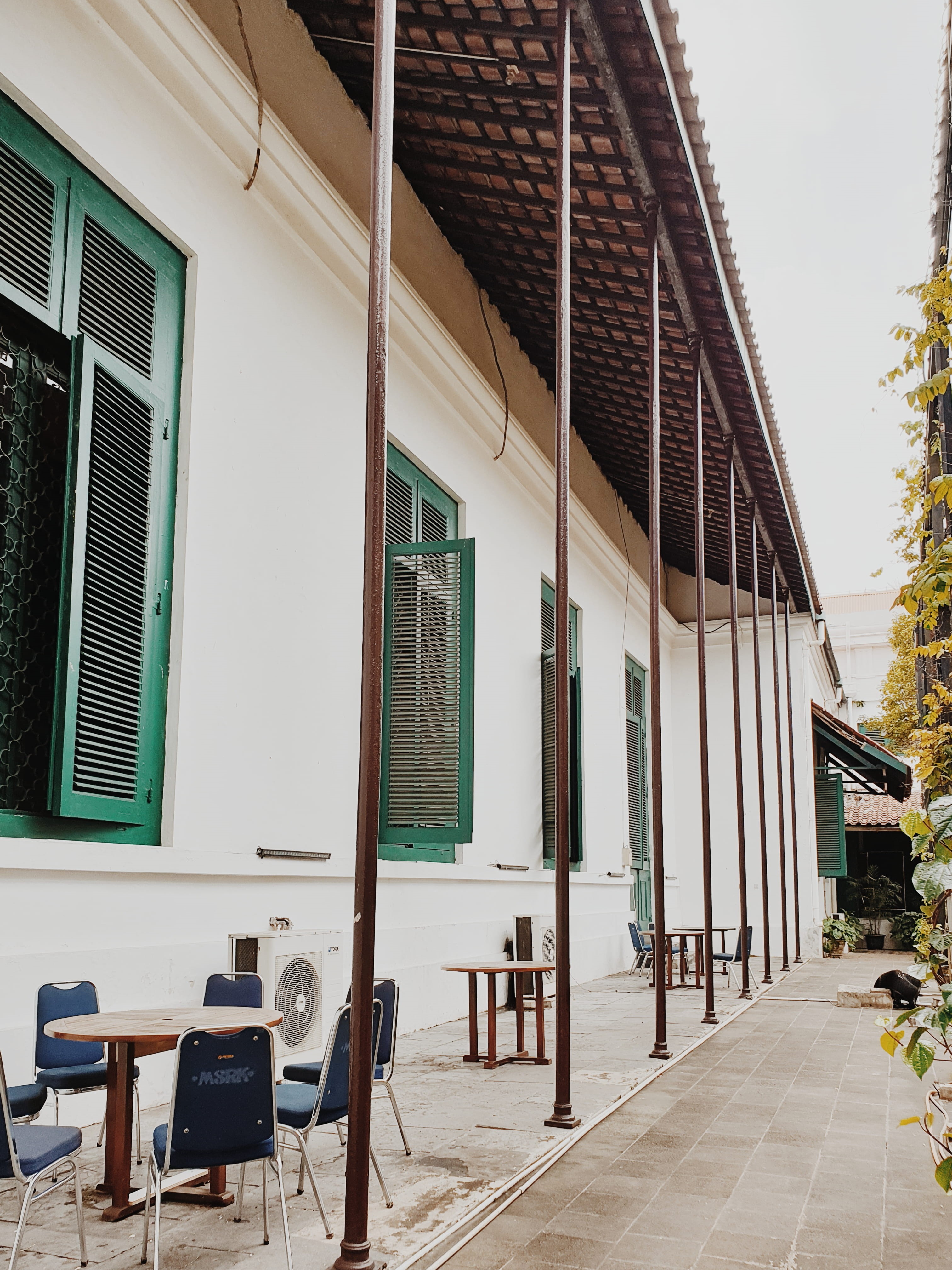 outdoors, 4K, footpath, seat, window shade, nature, chair, Indonesia, indoors, day, architecture, no people, absence, flooring, jakarta barat, Seni, city, Phone HD Wallpaper