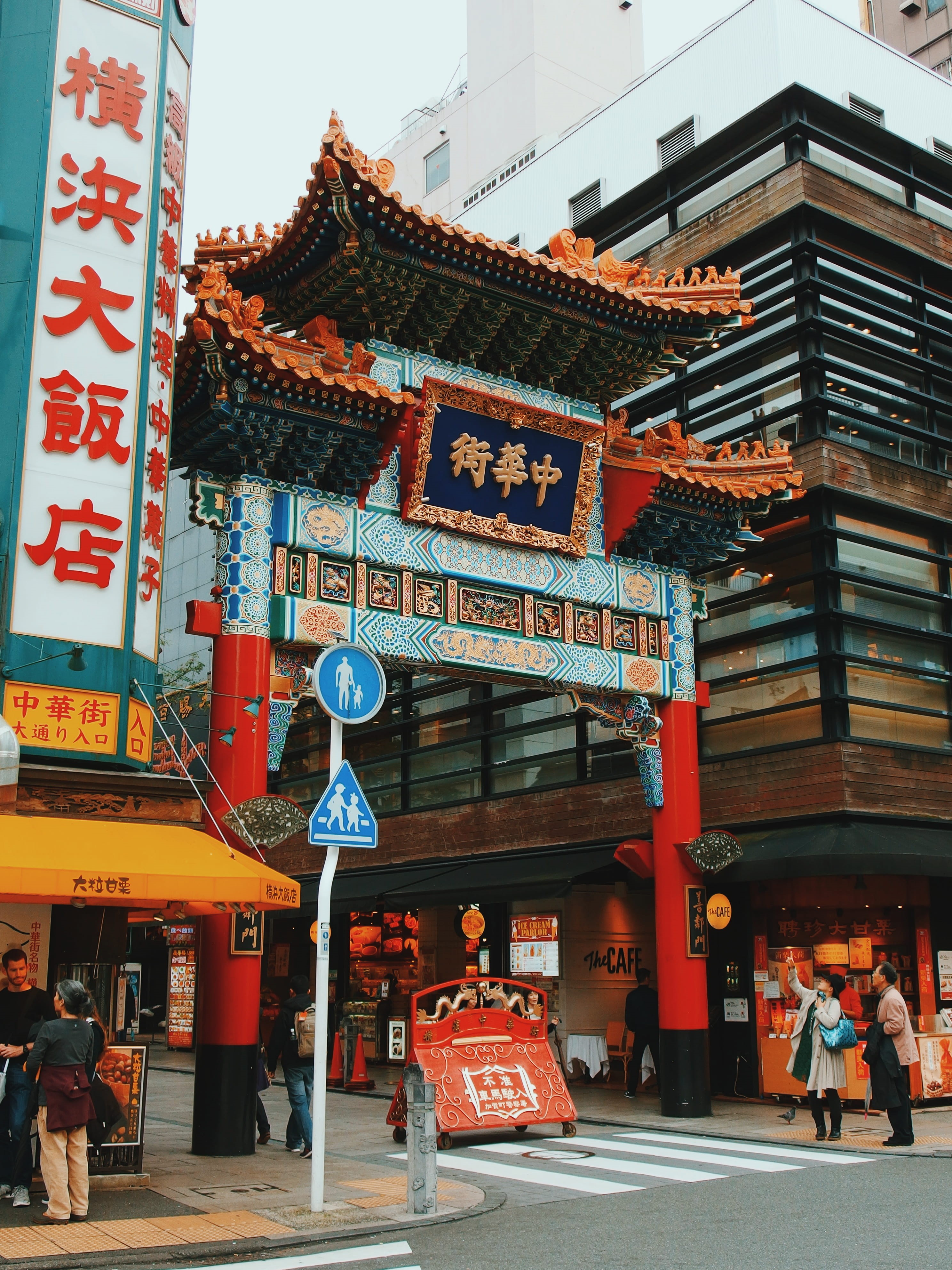 lifestyles, crossing, chinese, chinese lantern, tourism, japan, sign, signage, china town, building exterior, city, women, non-western script, script, pedestrian, Phone HD Wallpaper