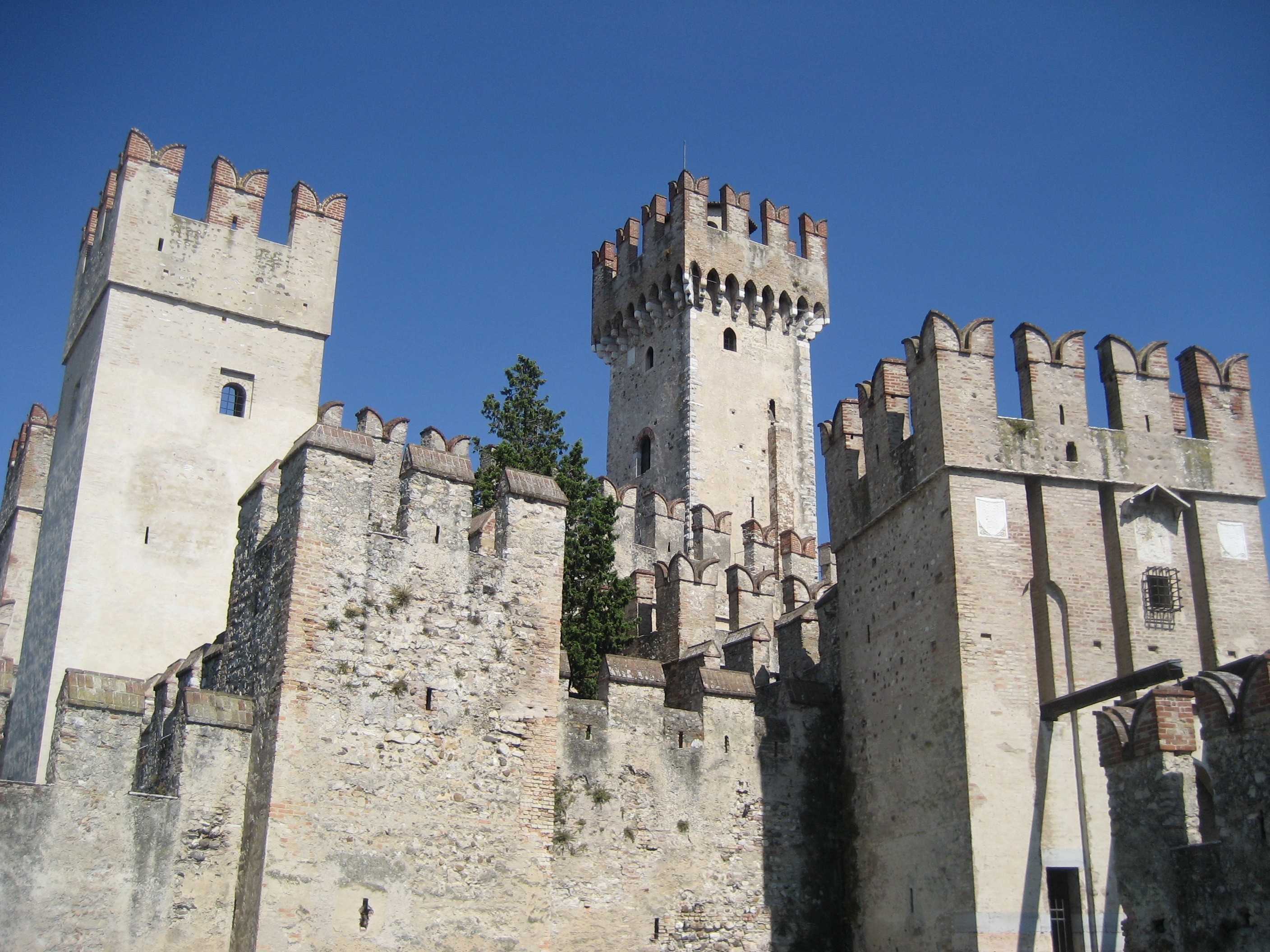 lago di garda, travel destinations, built structure, architecture, blue, torri del benaco, garda, skaligerburg, fort, castle, nature, clear sky, building, HD Wallpaper
