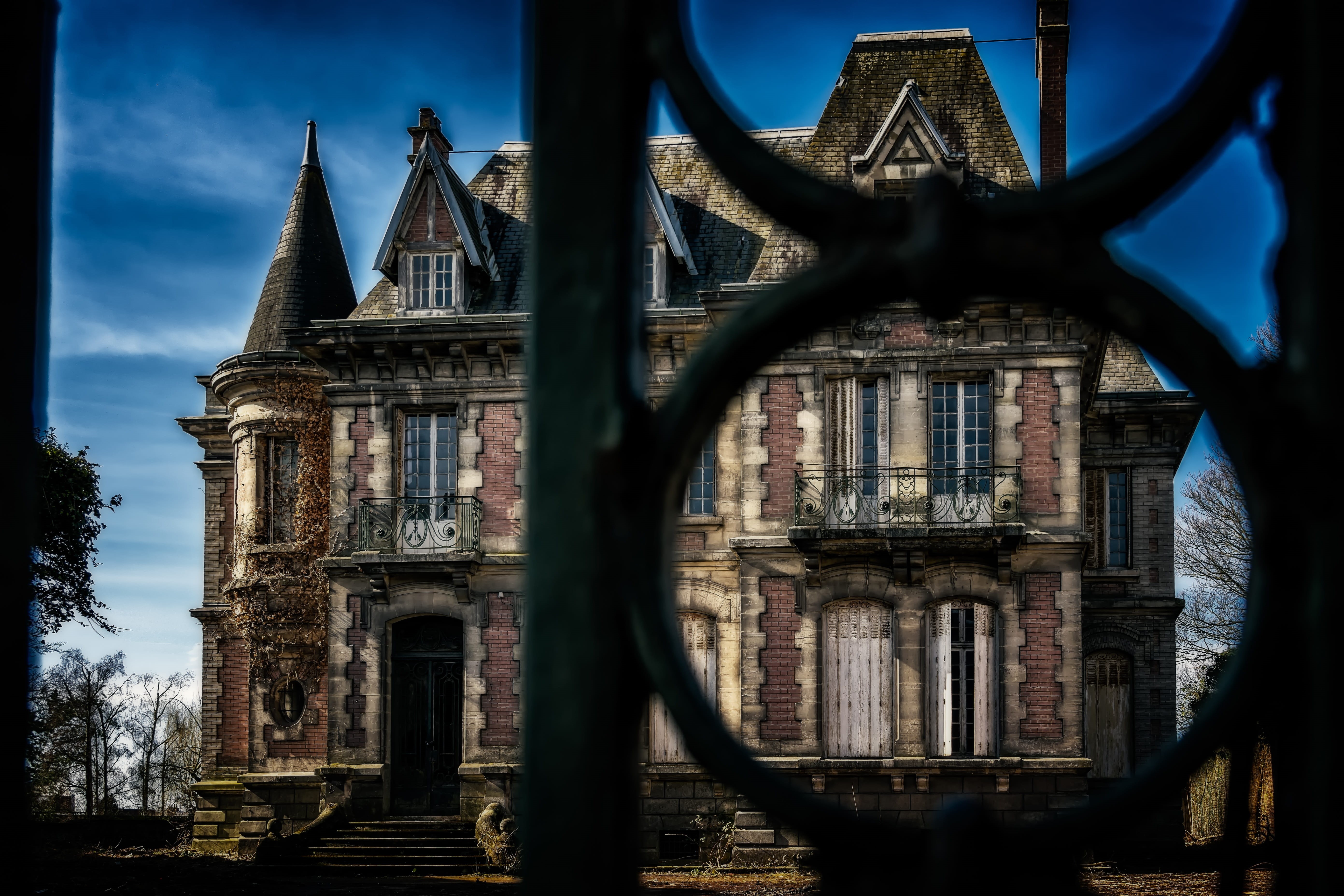 brown, abandoned places, spooky, dark, shadow, day, wrought iron, spirituality, concrete, old, grid, low angle view, goal, sky, ornament, architecture, HD Wallpaper