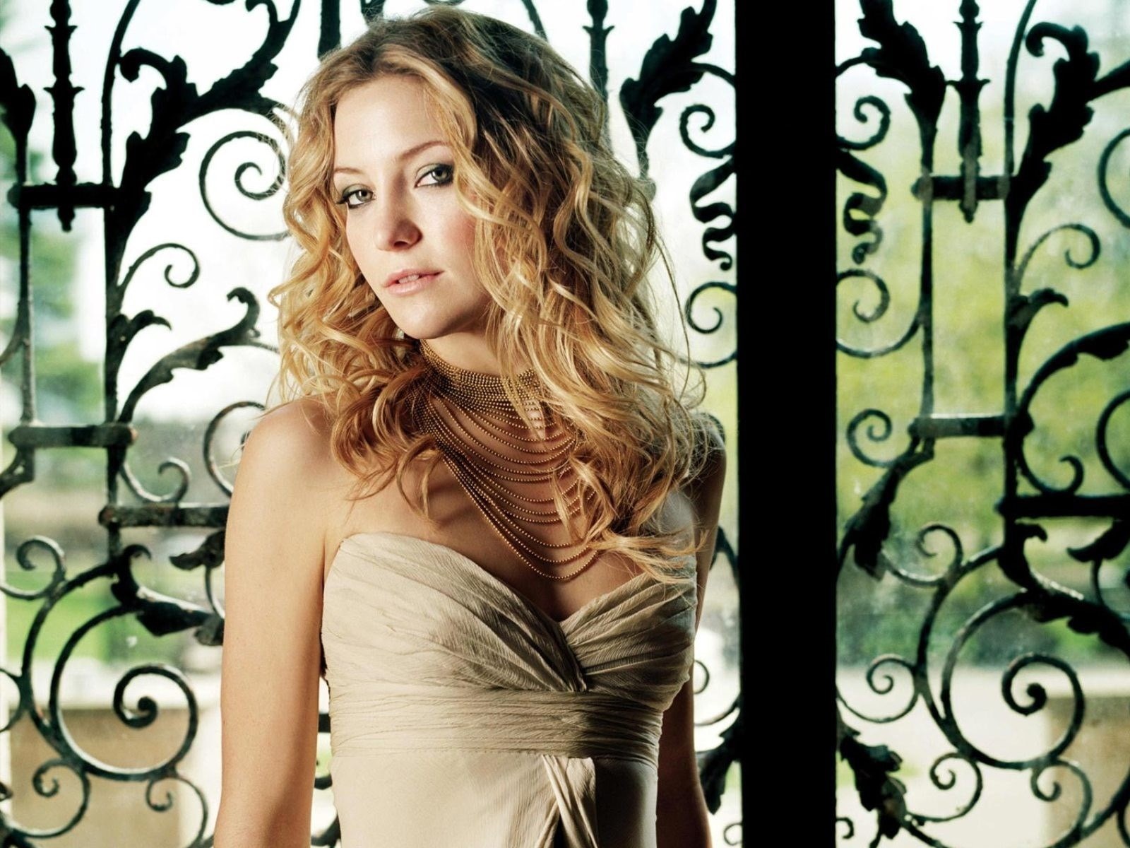 young adult, kate hudson, 720P, long hair, wrought iron, young women, fashion, beauty, lifestyles, adult, standing, looking at camera, hair, real people, HD Wallpaper