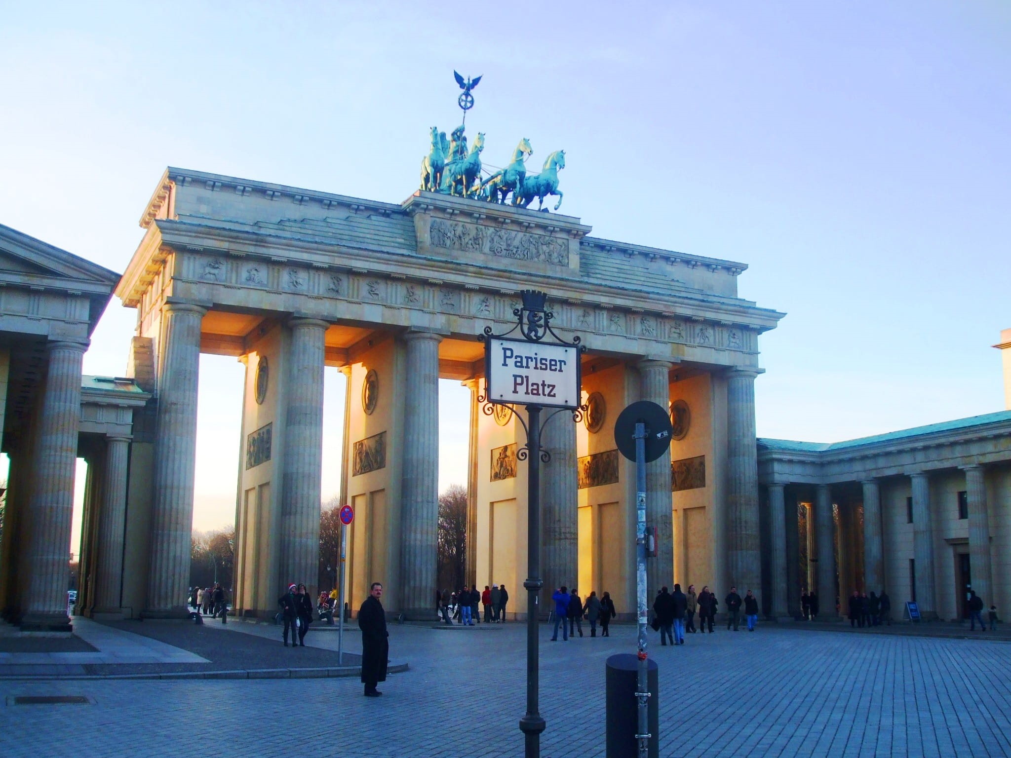 1080P, brandenburg, art and craft, gate, real people, Tor, travel, the past, group of people, city, history, deutschland, architectural column, crowd, HD Wallpaper