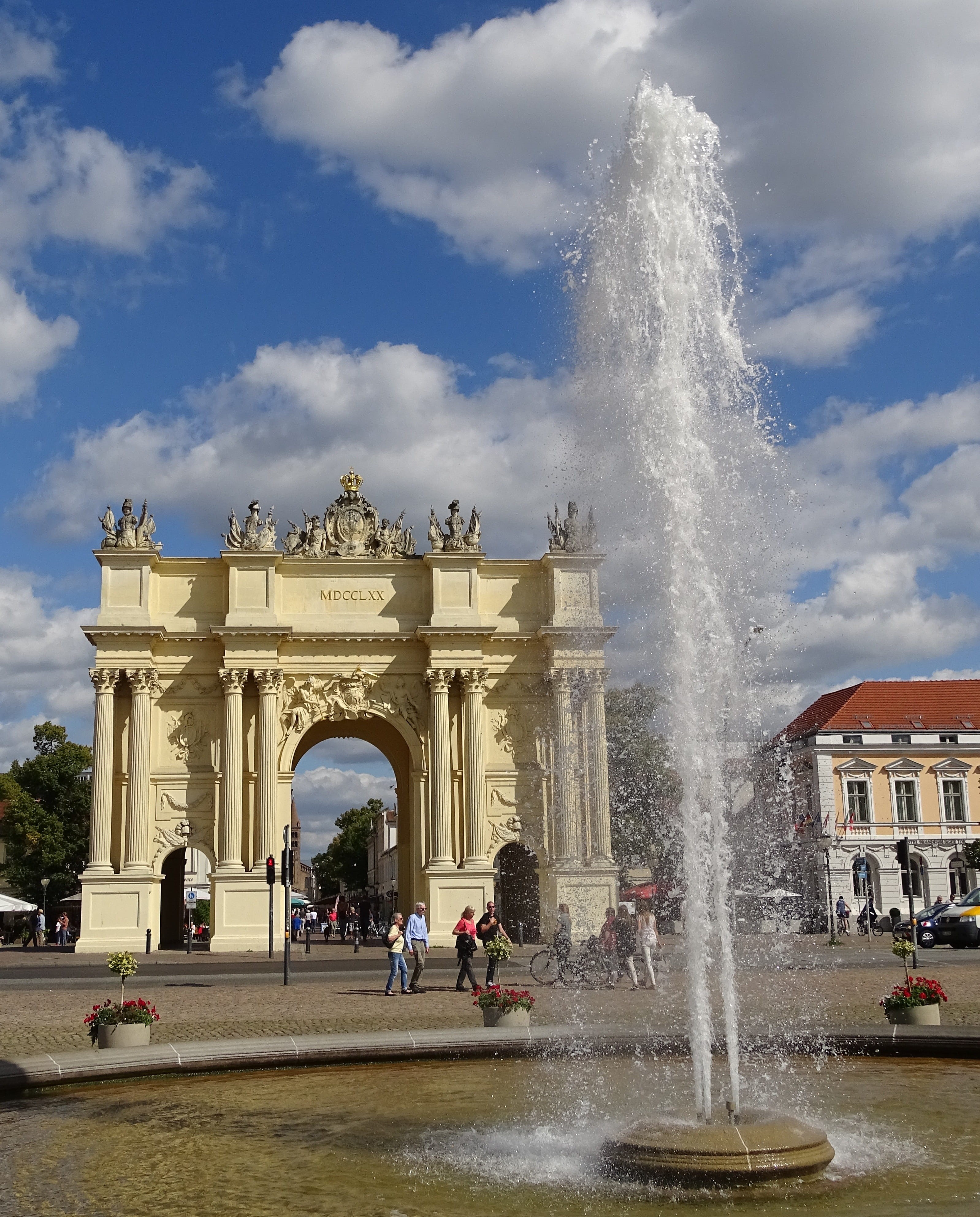 city, real people, group of people, germany, architectural column, historically, architecture, building exterior, crowd, travel, fountain, tourist attraction, Phone HD Wallpaper