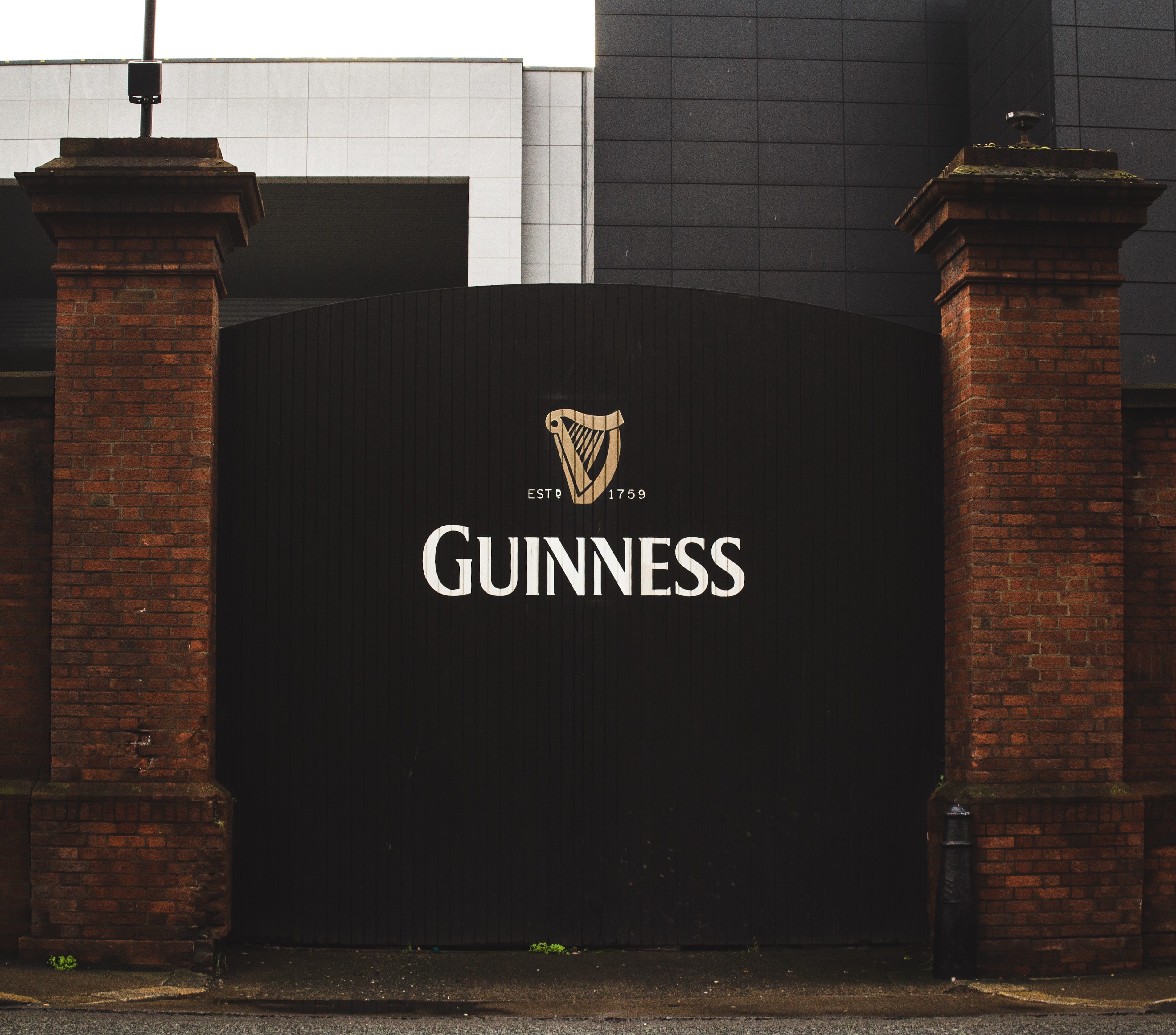 communication, information, brick wall, gate, day, 2K, guinness, direction, western script, city, black, architecture, street, outdoors, building exterior, HD Wallpaper