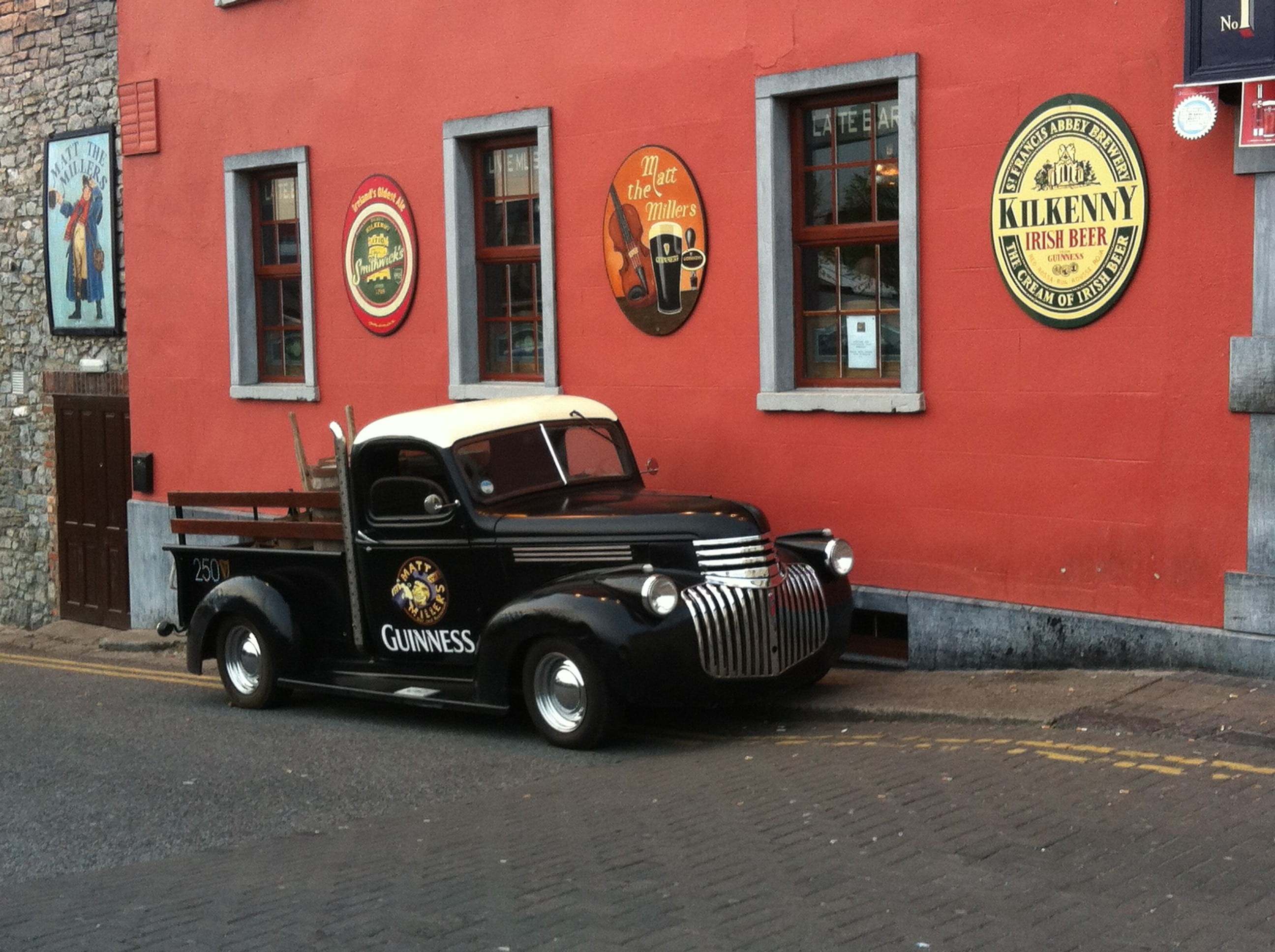 land vehicle, truck, communication, mode of transportation, motor vehicle, outdoors, vintage car, delivery, pub, built structure, day, building exterior, HD Wallpaper