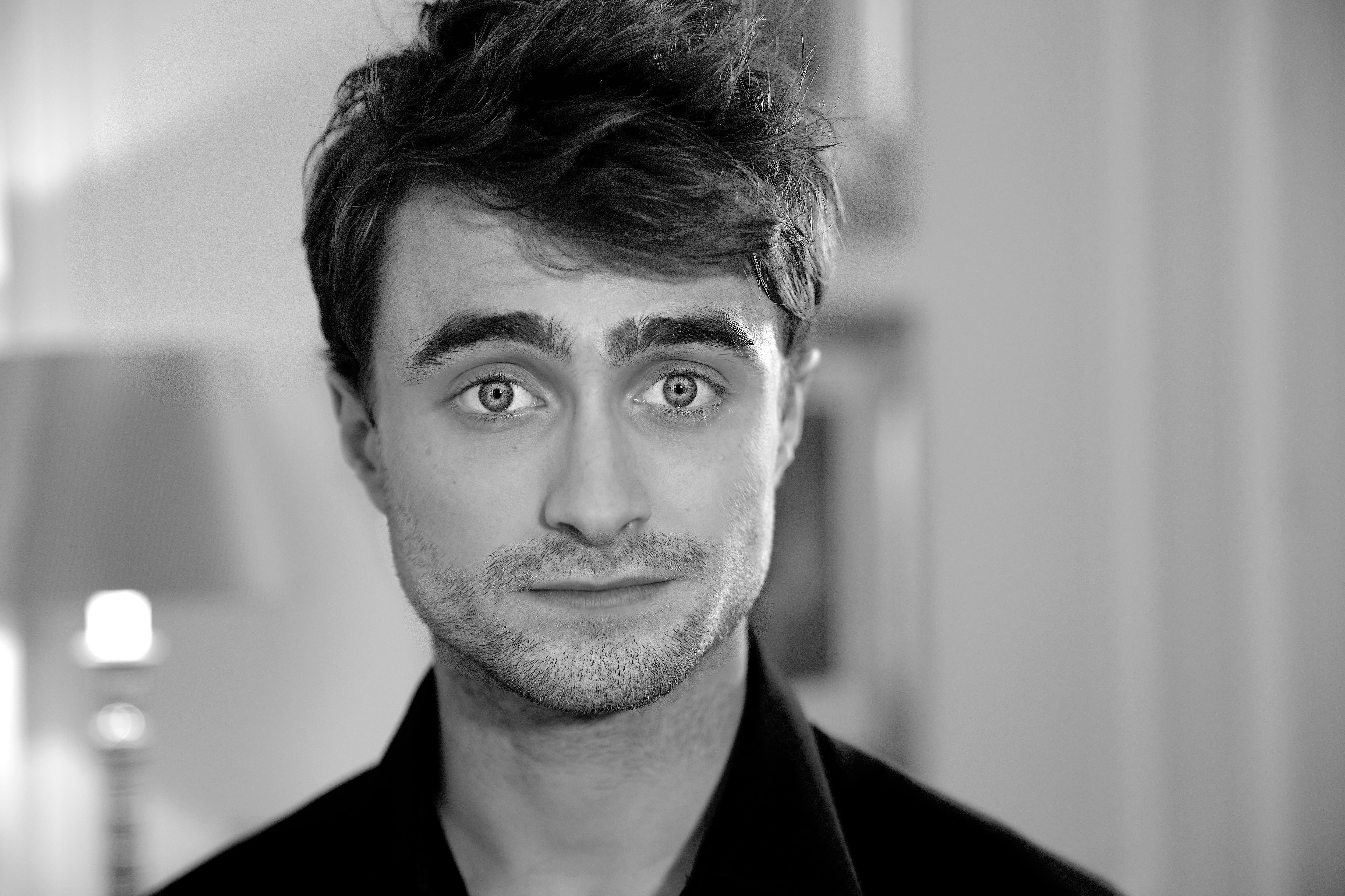 contemplation, real people, hairstyle, young men, looking at camera, British actor, young adult, indoors, Daniel Radcliffe, the Guinness book of records, HD Wallpaper