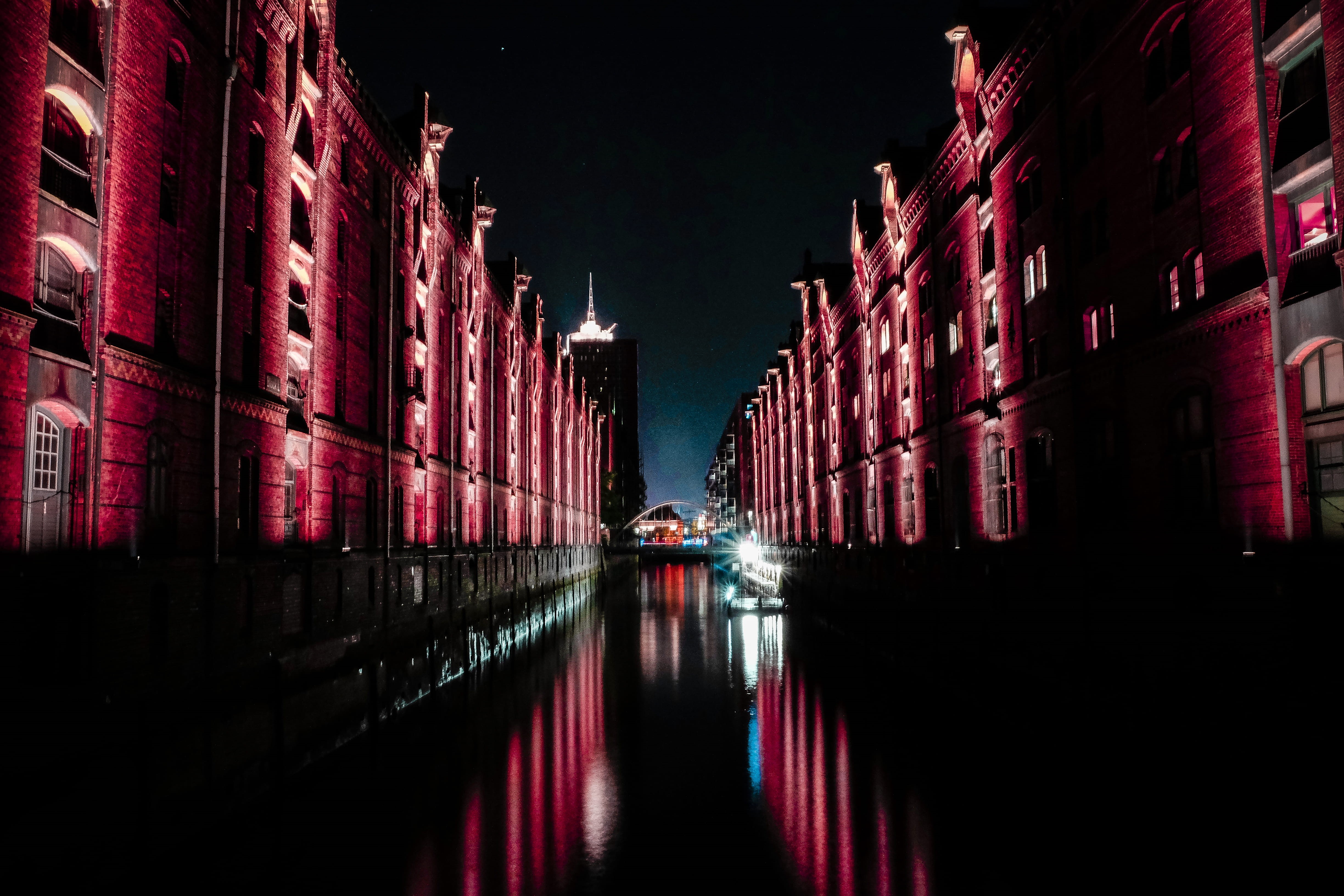 red, nature, clinker, reflection, hamburg, lights, no people, ambilight, building exterior, built structure, speicherstadt, illuminated, city, water, warehouse, HD Wallpaper