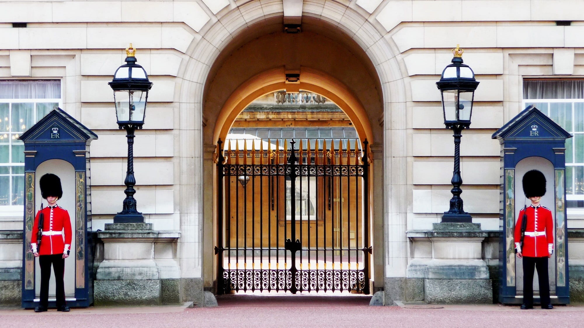 uk, day, history, building, buckingham palace, red tunics, uniforms, architecture, arch, 1080P, soldiers, security, guarding, building exterior, lighting equipment, HD Wallpaper