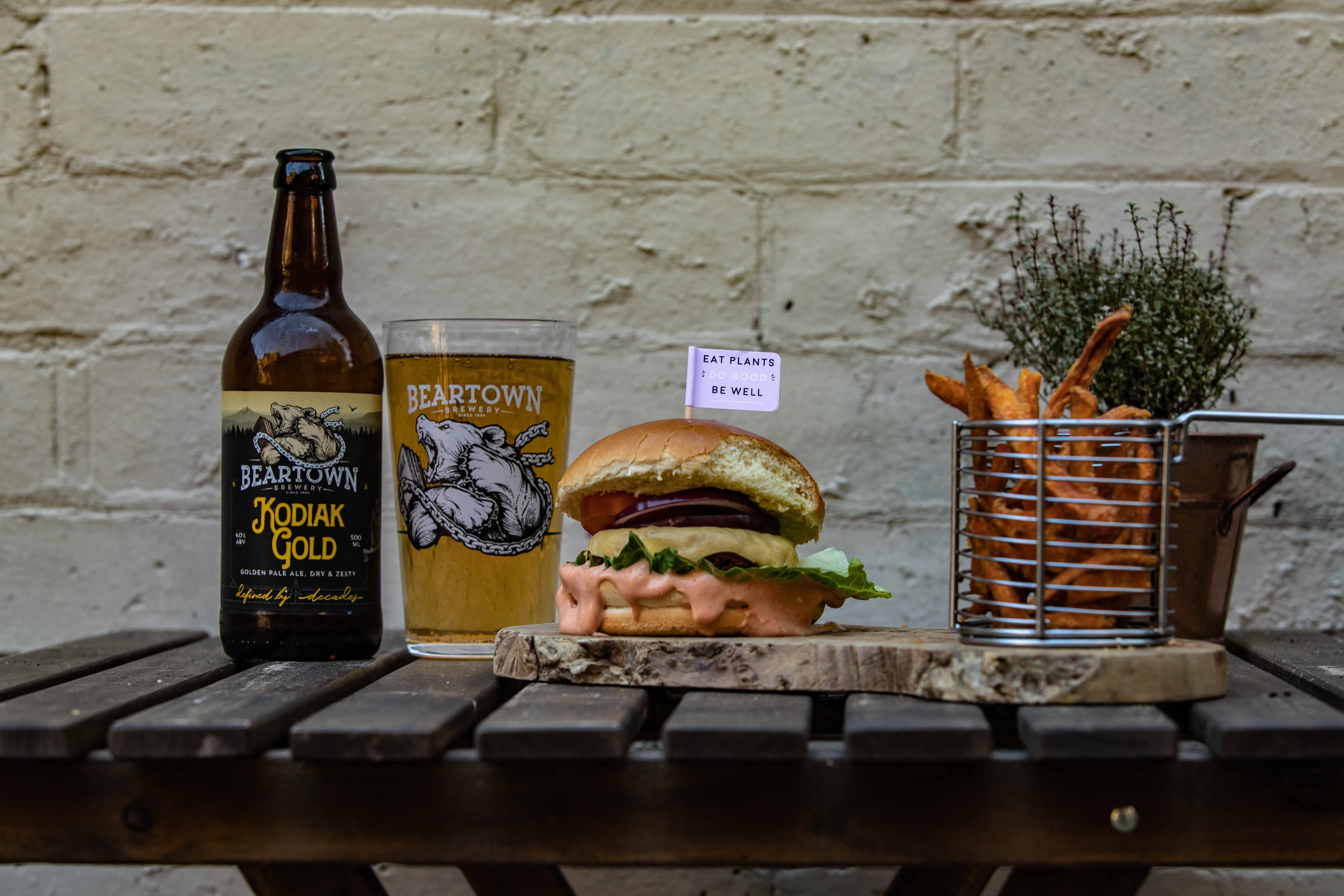 no people, 5K, drink, fast food, chopping, day, stout, snack, basket, glass, healthy eating, food, liquor, condiment, hamburger, ready-to-eat, sandwich, HD Wallpaper