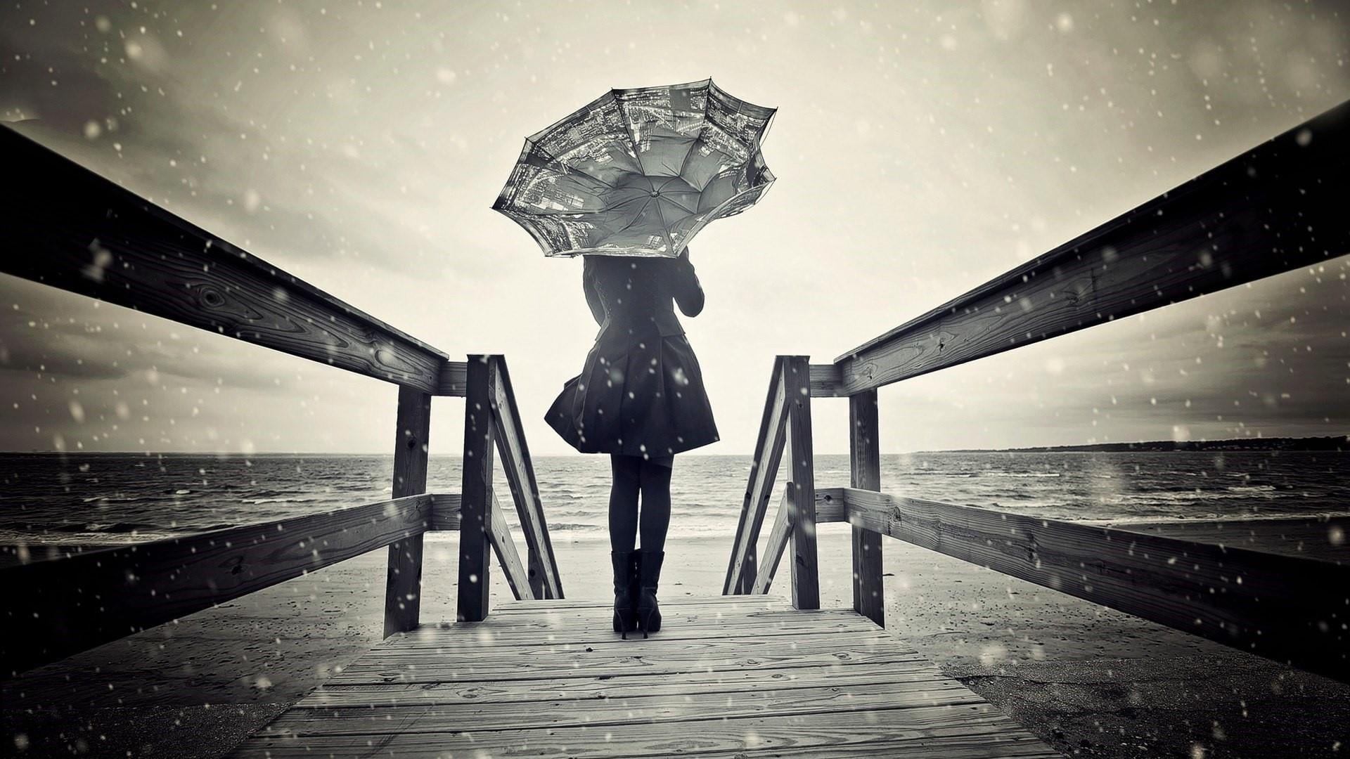 horizon, wind, coast, rain, one person, monochrome photography, leisure activity, shore, monochrome, real people, horizon over water, black and white, beach, HD Wallpaper