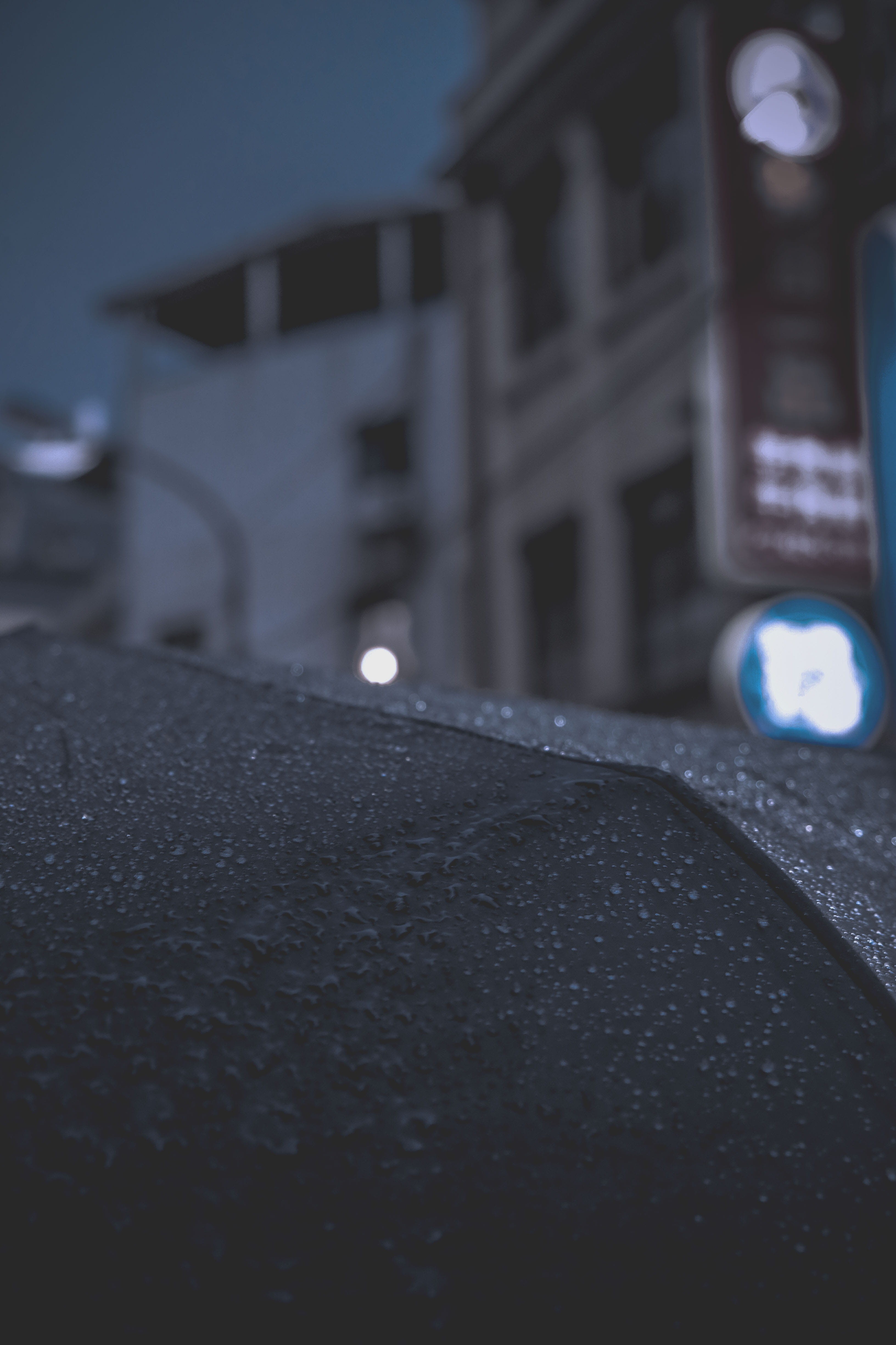 building, street, outdoors, focus on foreground, still life, building exterior, rain drops, motor vehicle, rainy, city, dark, selective focus, surface level, Phone HD Wallpaper