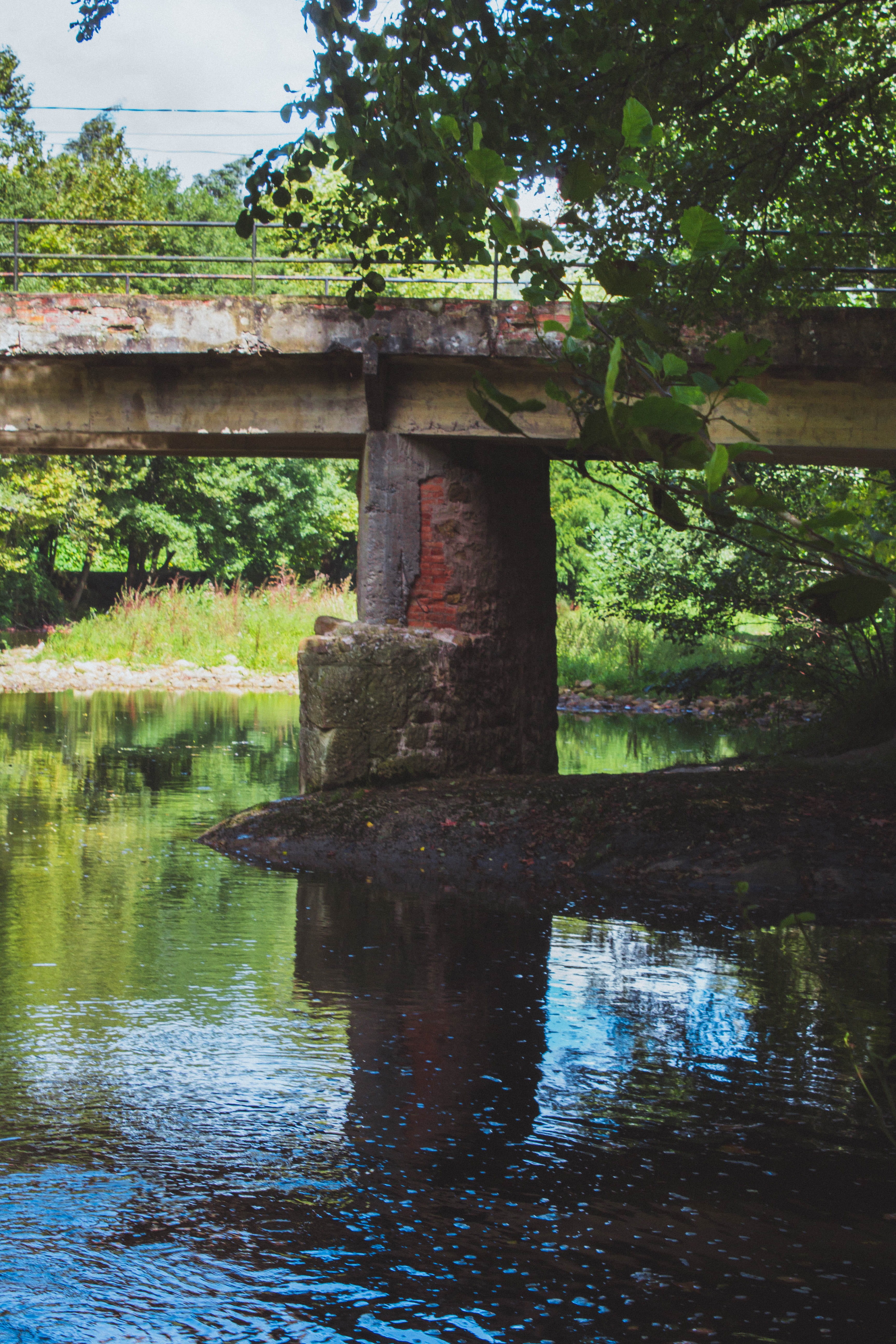 outdoors, pillar, rio, shore, tree, ladrillo, brick, verde, river, connection, 5K, green, orilla, reflejo, tranquility, no people, reflection, guriezo, Phone HD Wallpaper