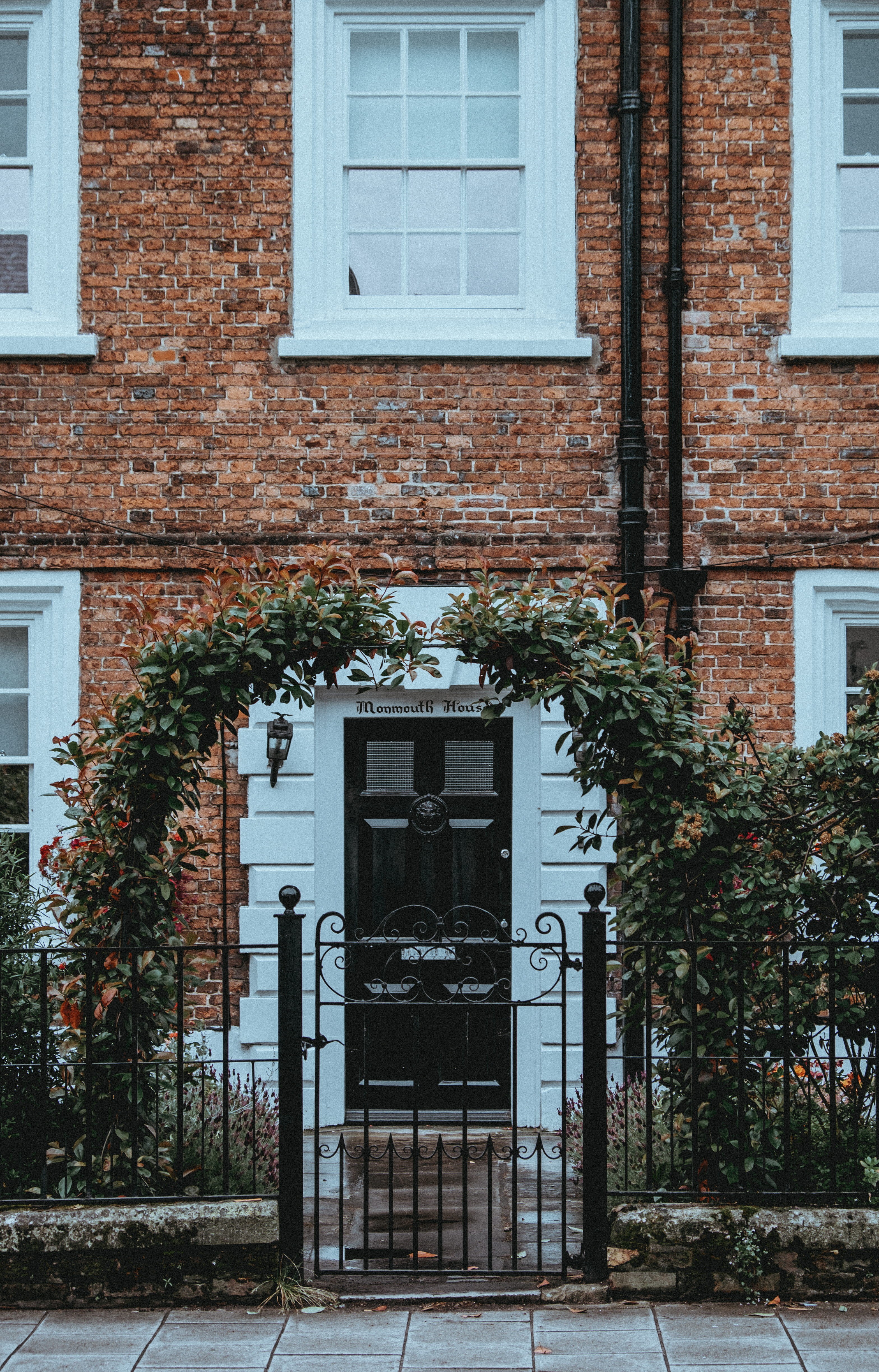 wall, gate, no people, building exterior, row house, plant, lymington, residential district, door, entrance, closed, architecture, window, city, edificio, Phone HD Wallpaper