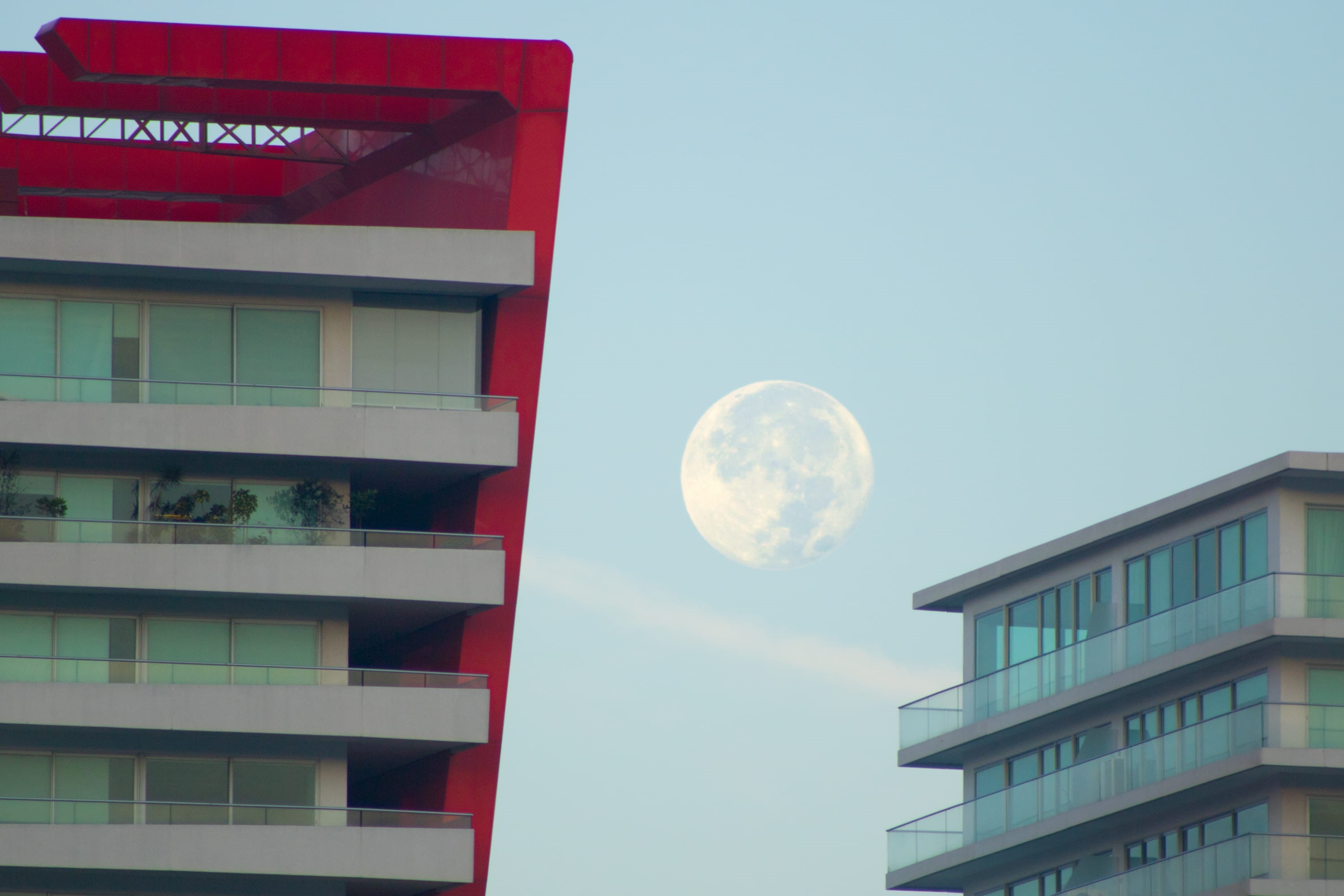 centro sur, outdoors, moon, city, edificios, morning, full moon, luna, circle, built structure, space, day, super moon, building, sky, clear sky, architecture, HD Wallpaper