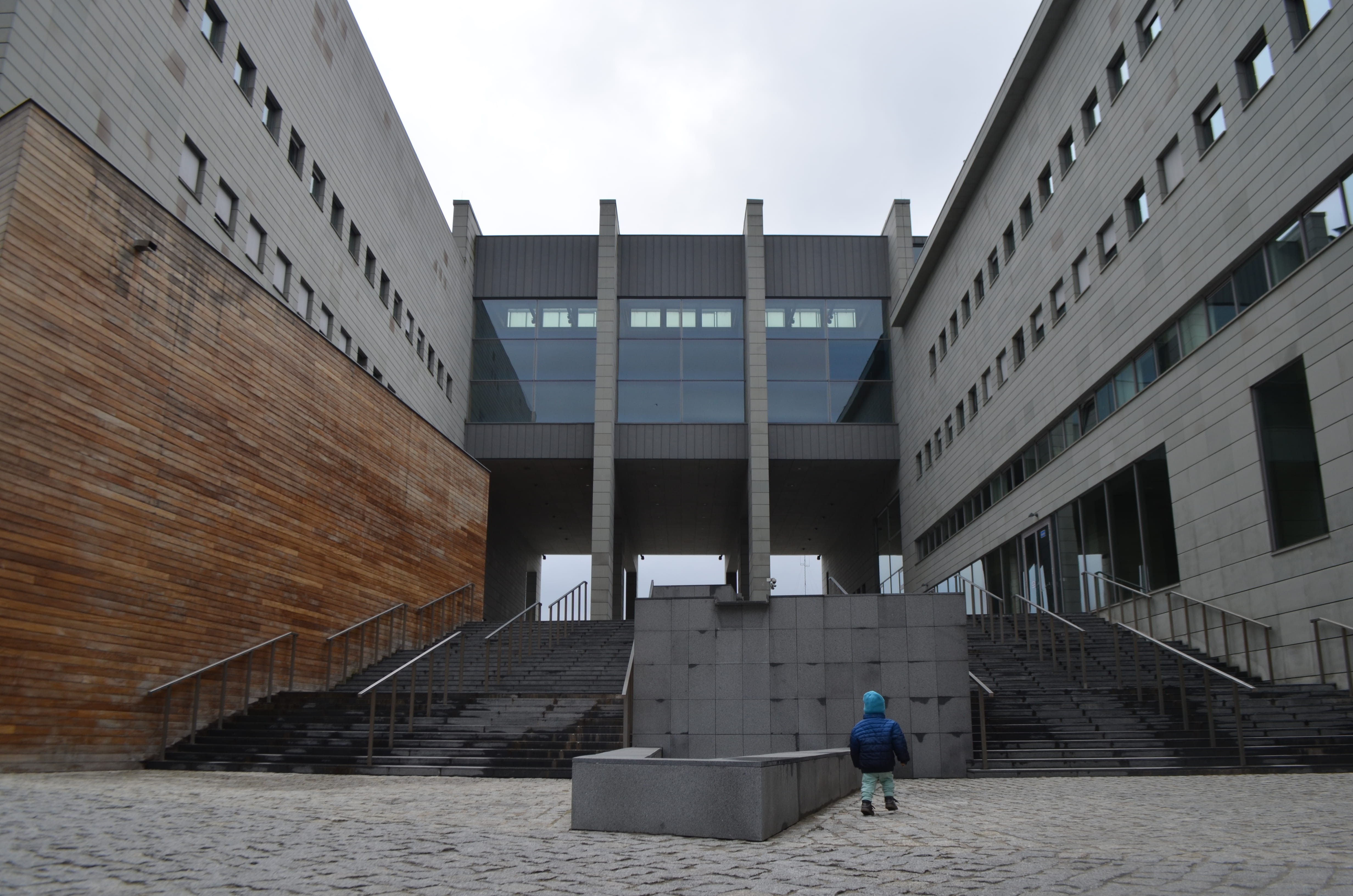 building exterior, outdoors, budinek, alley, building, edificio, city, footpath, men, modern, biblioteka, 4K, built structure, lifestyles, day, biblioteca, HD Wallpaper