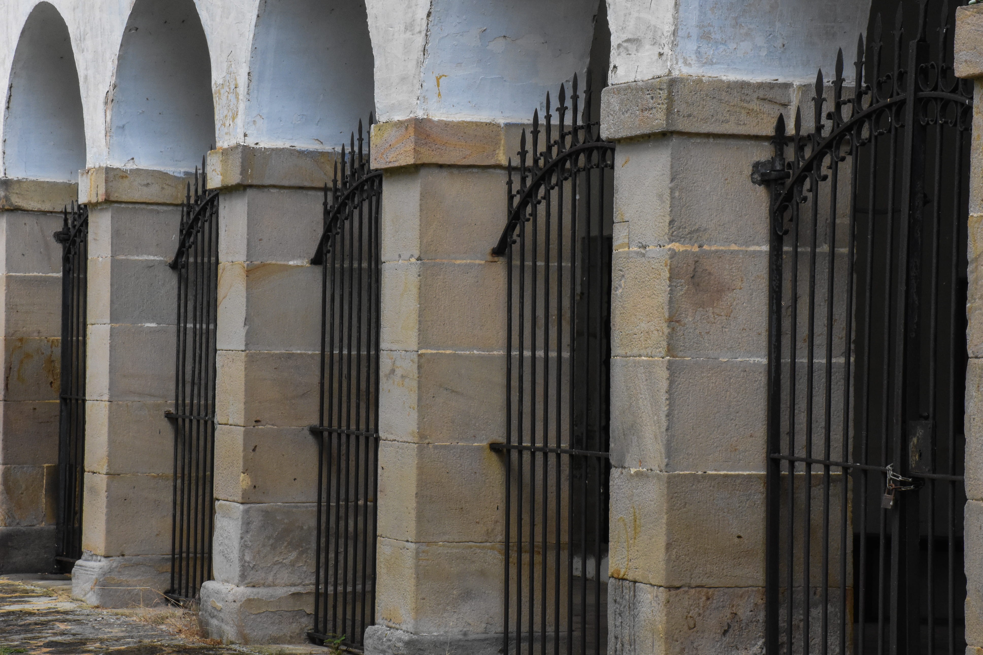 arquitectura, país vasco, backgrounds, low angle view, cerrado, old, 4K, architectural column, metal, close-up, líneas, iglesia, uniformidad, the past, HD Wallpaper