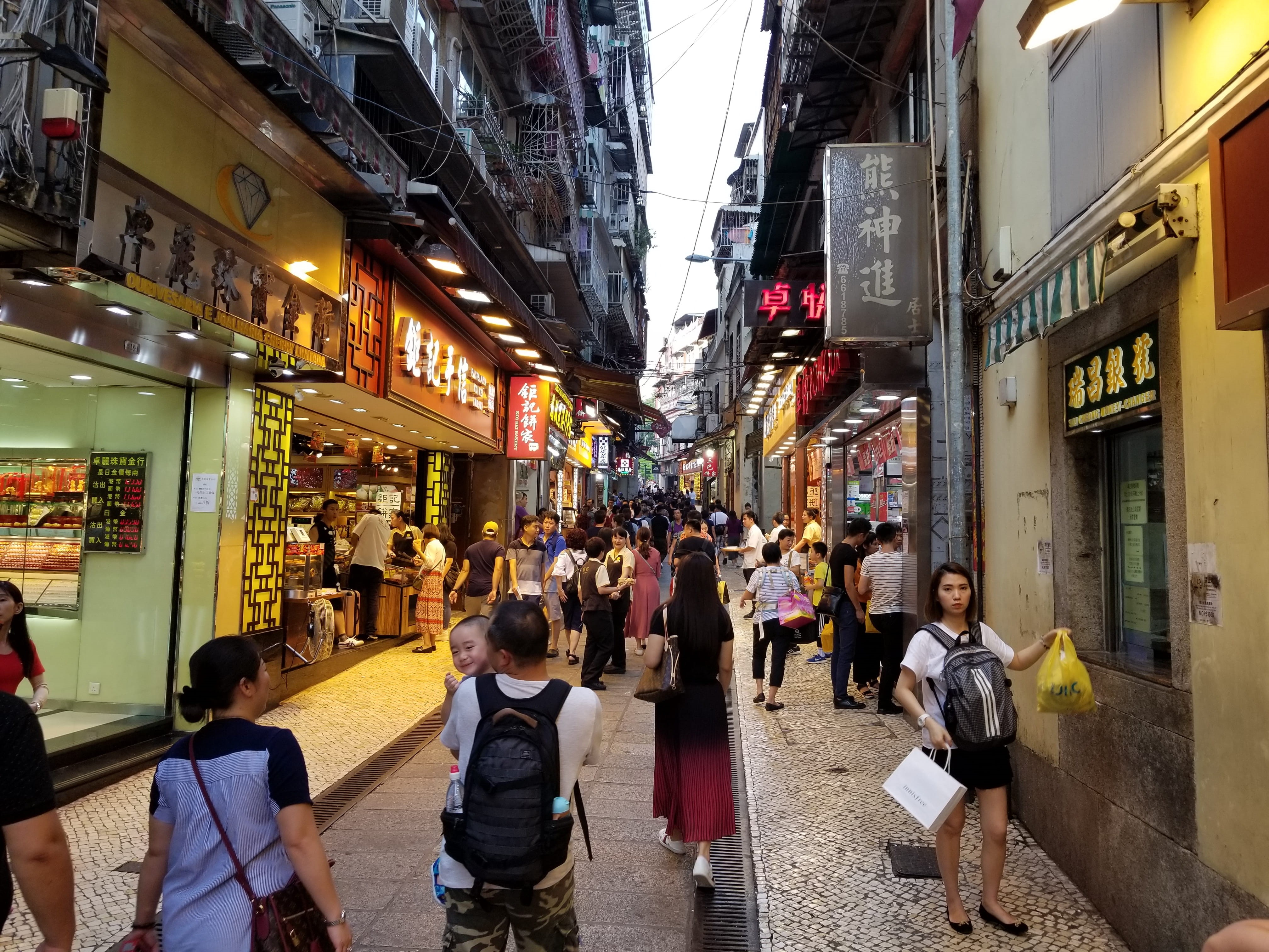 building exterior, leisure activity, lifestyles, city, architecture, real people, store, street, edificio meng wai, women, macau, group of people, outdoors, HD Wallpaper