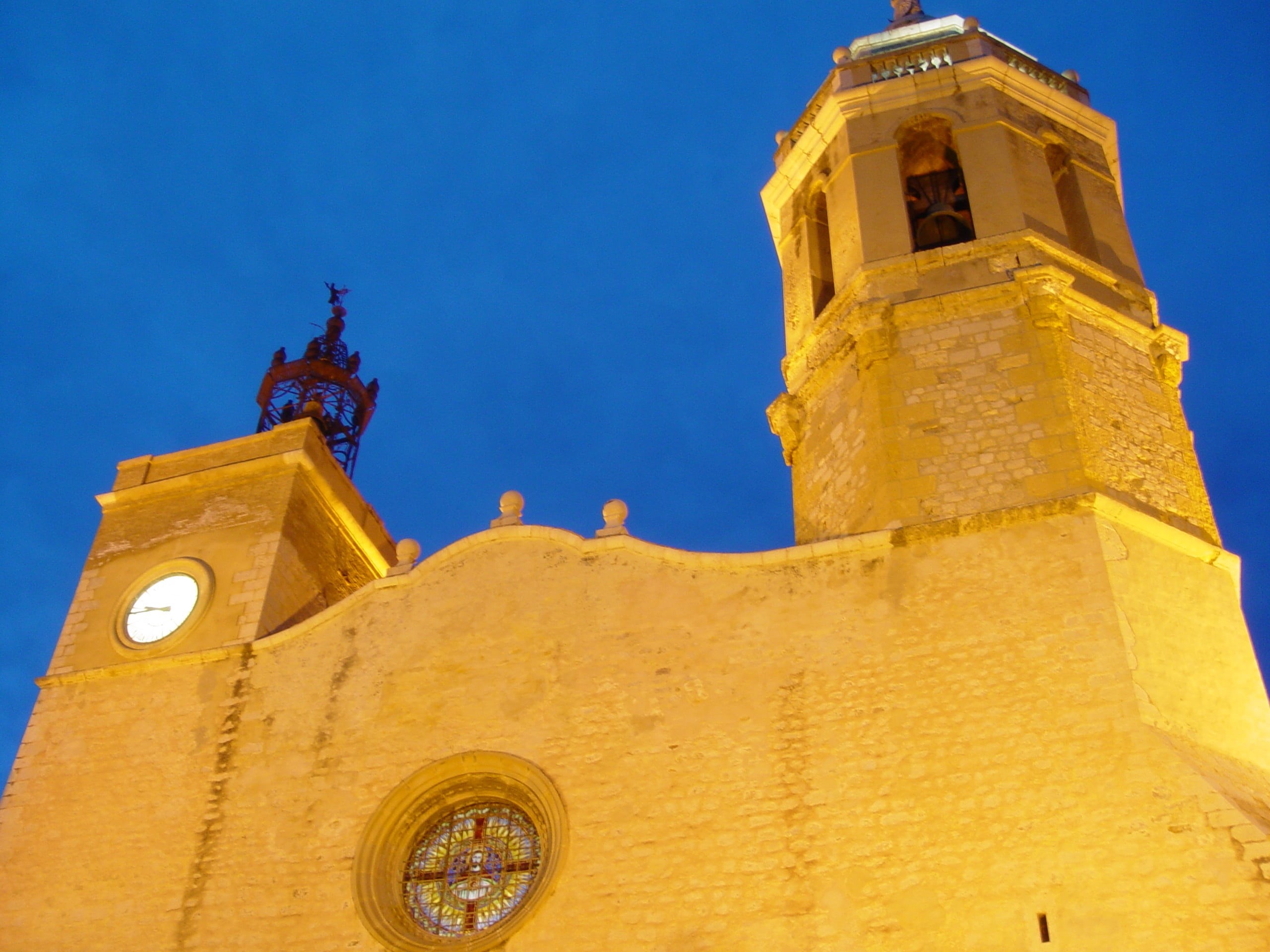 place of worship, low angle view, belief, sitges, tower, iglesia, iglesia sitges, spirituality, monumento, bell tower - tower, history, building, architecture, HD Wallpaper