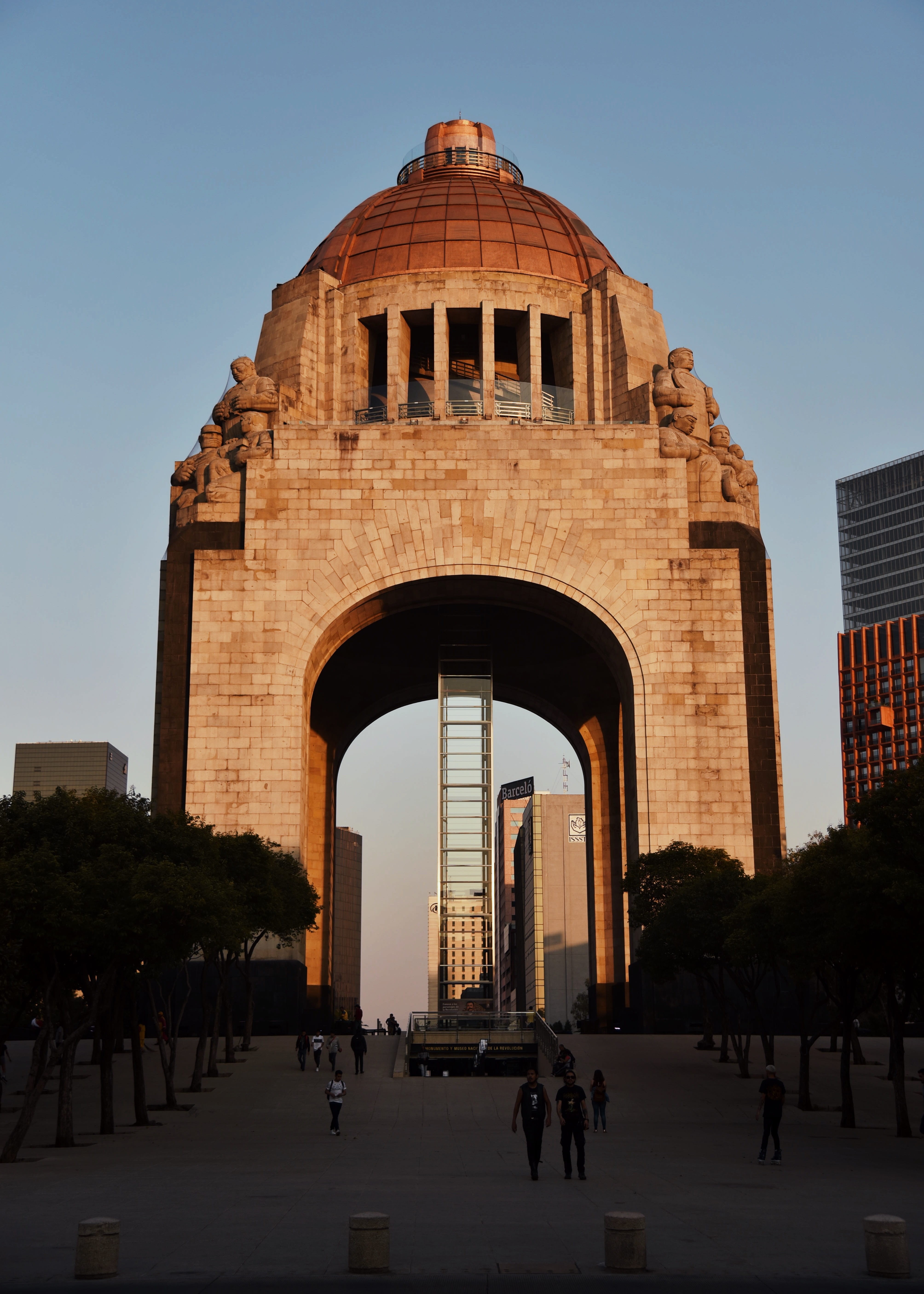 real people, monument, group of people, monumento, golden, ancient civilization, large group of people, 5K, city, travel destinations, the past, clear sky, Phone HD Wallpaper