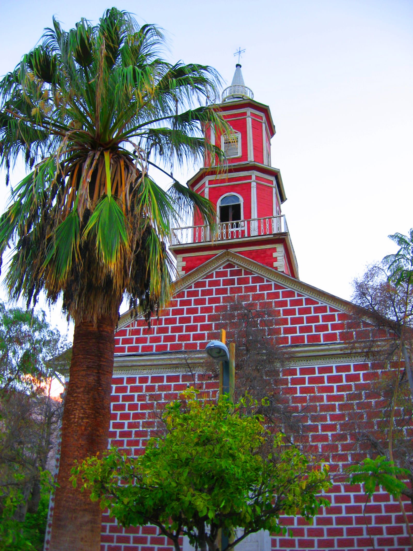 monte grande, iglesia, iv región, arbol, sky, building exterior, rojo, tower, architecture, monumento, plant, tropical climate, tree, building, low angle view, Phone HD Wallpaper