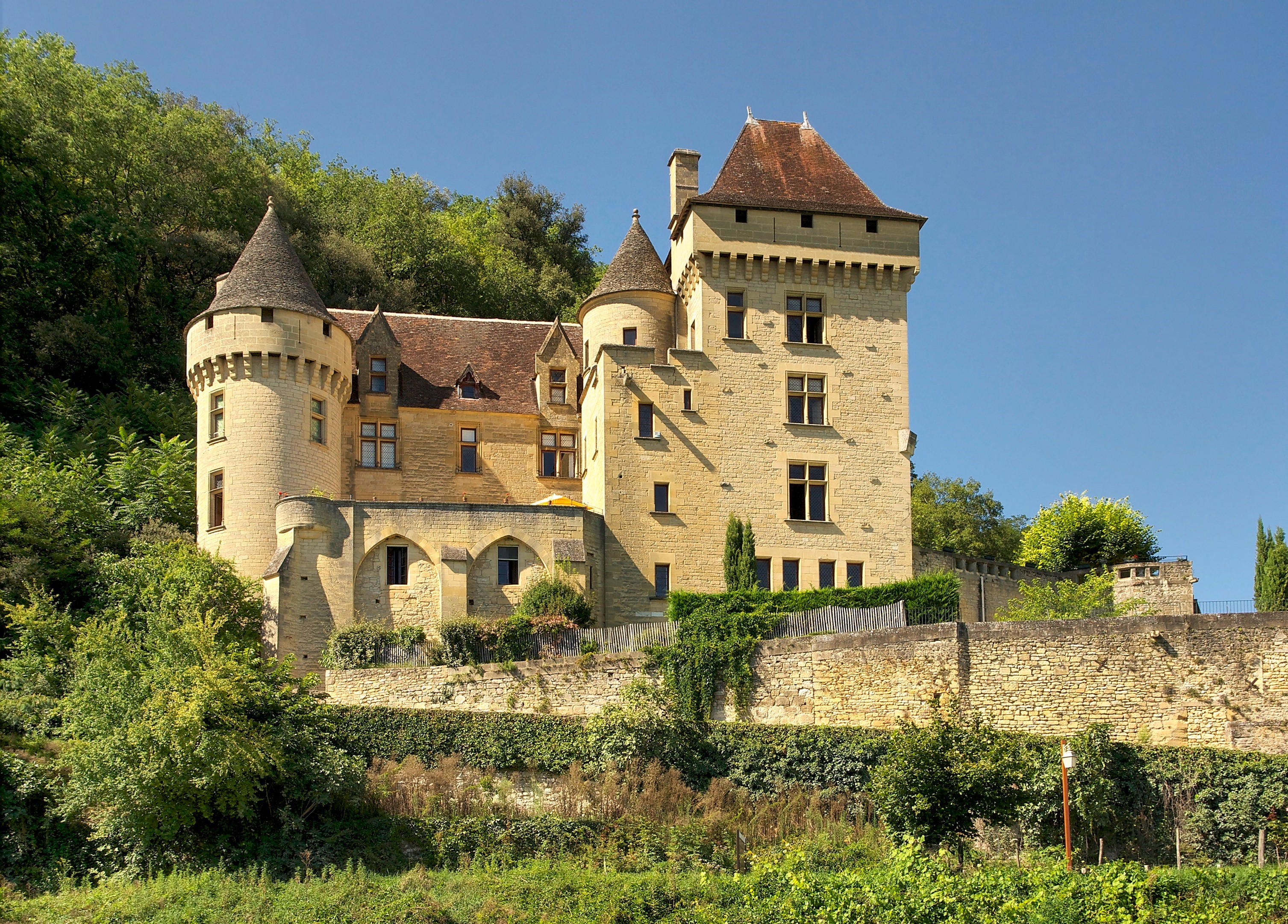 clear sky, 2K, building exterior, tree, spring, clouds, day, no people, architecture, built structure, dordogne, landmark, summer, the past, history, trees, HD Wallpaper