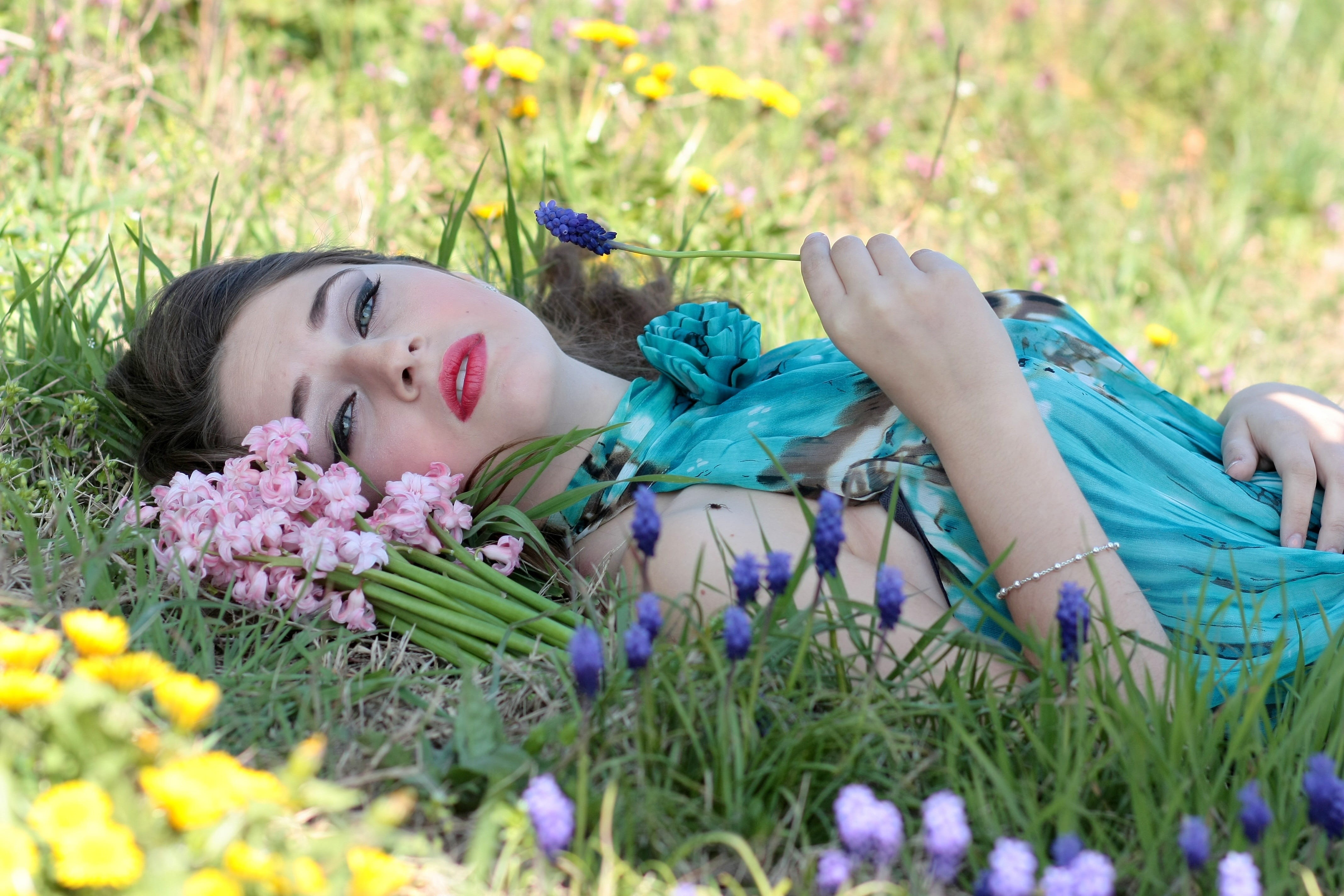 only women, outdoors, Girl, young Adult, Beauty, day, meadow, cheerful, leisure activity, people, blue eyes, summer, field, 4K, relaxation, springtime, HD Wallpaper