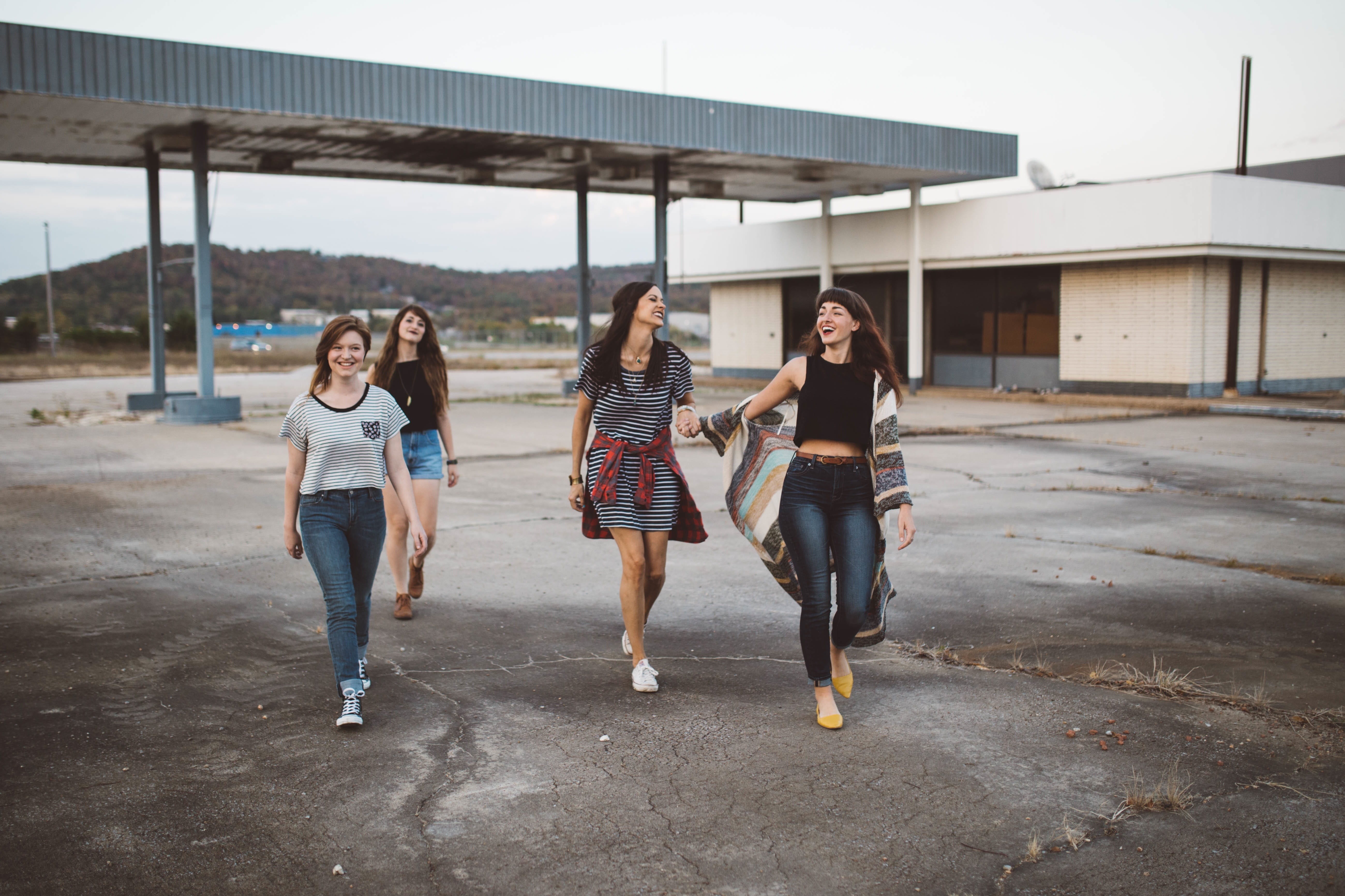 friendship, day, teenager, students, lifestyle, hairstyle, fun, girls, cheerful, group of people, togetherness, outdoors, together, four, women, fashion, HD Wallpaper