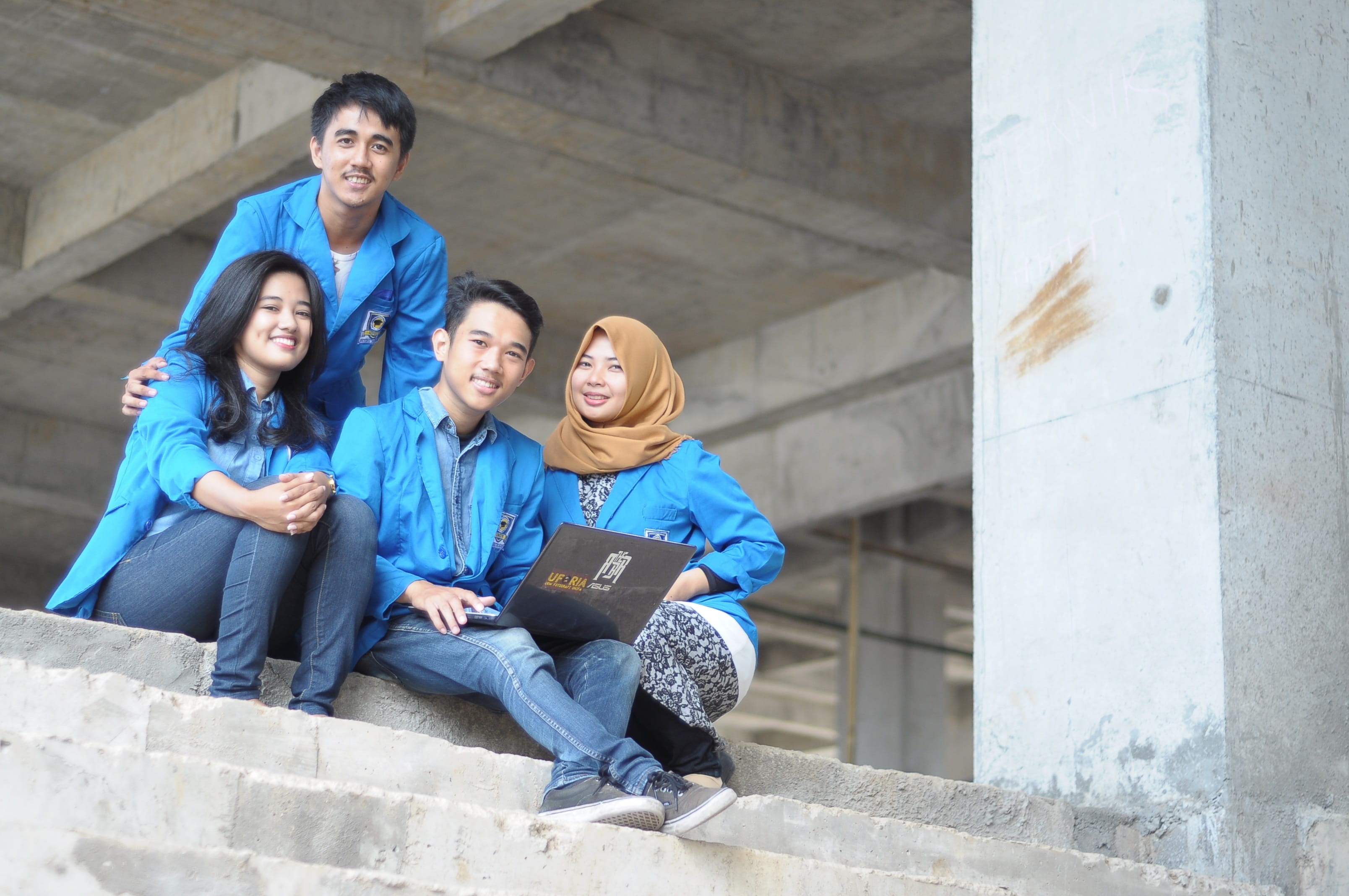 wireless technology, team work, architecture, emotion, University, friendship, dress, College, blue, gray, concrete, happiness, group, outdoors, women, HD Wallpaper