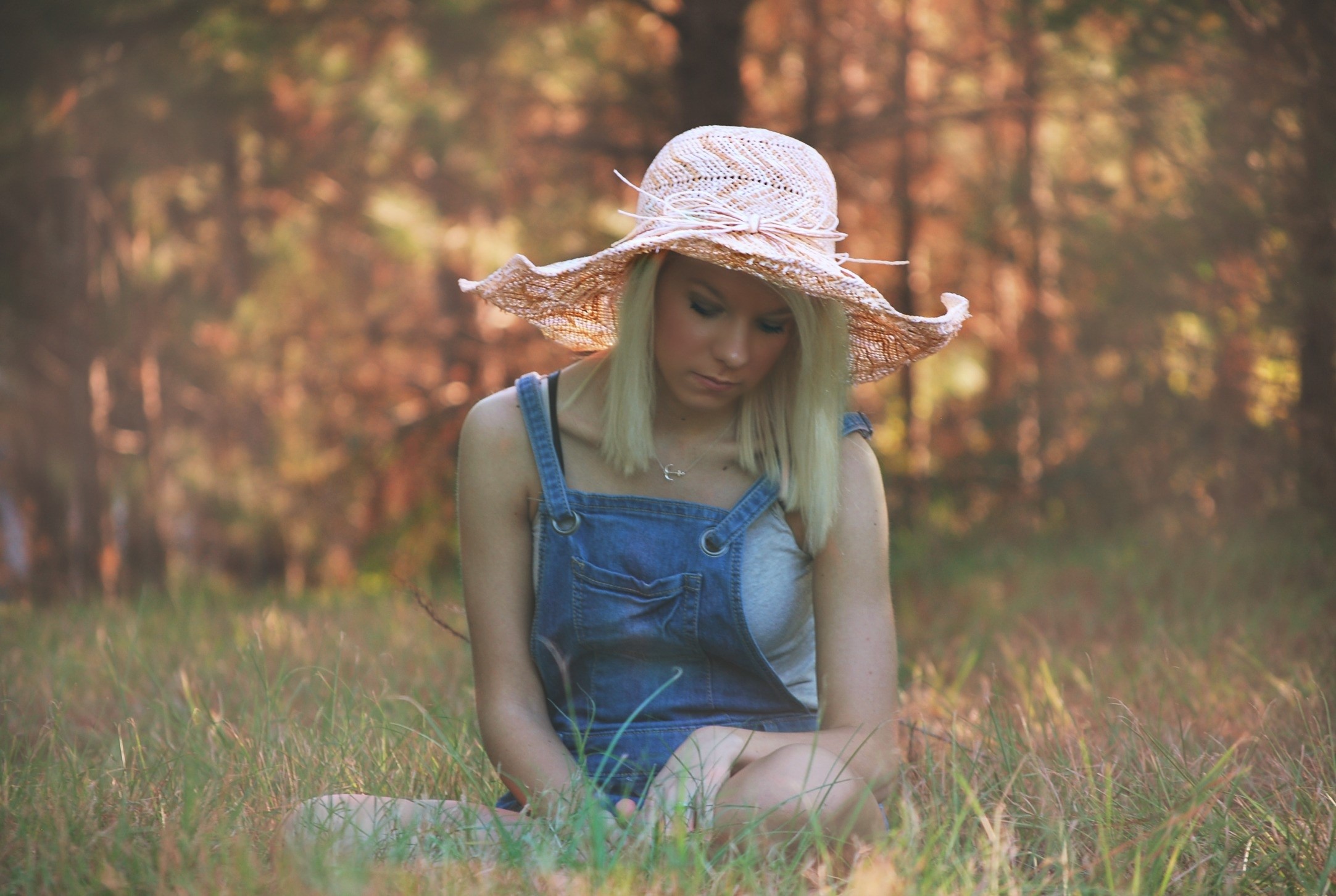 hairstyle, outside, woman, lifestyles, lifestyle, blond hair, 1080P, long hair, outdoors, beach, grass, looking down, relax, hair, hat, green, beautiful, HD Wallpaper