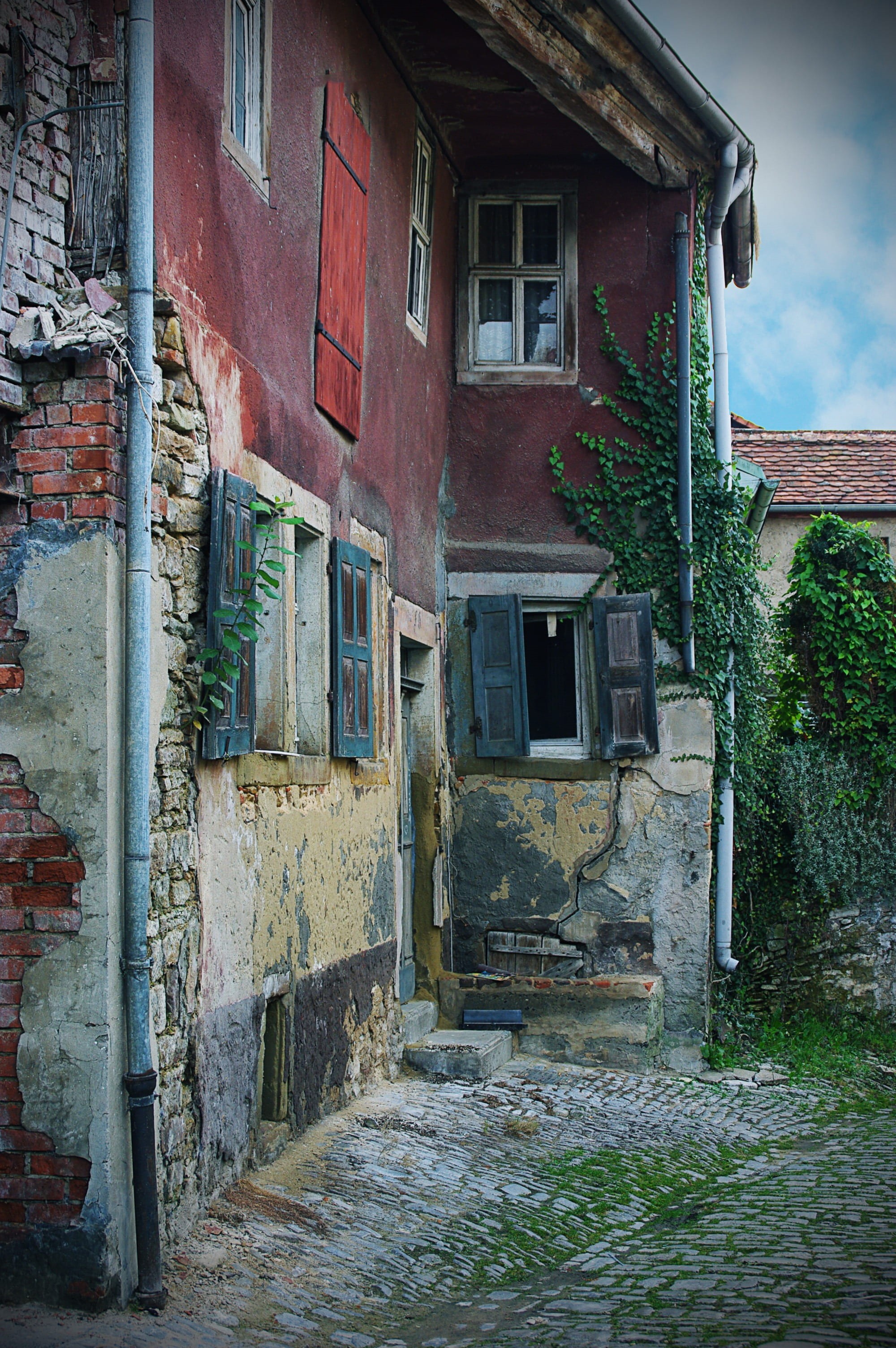 house, door, no people, street, residential district, building, color, city, building exterior, rothenburg, deterioration, old, wall, hauswand, outdoors, Phone HD Wallpaper