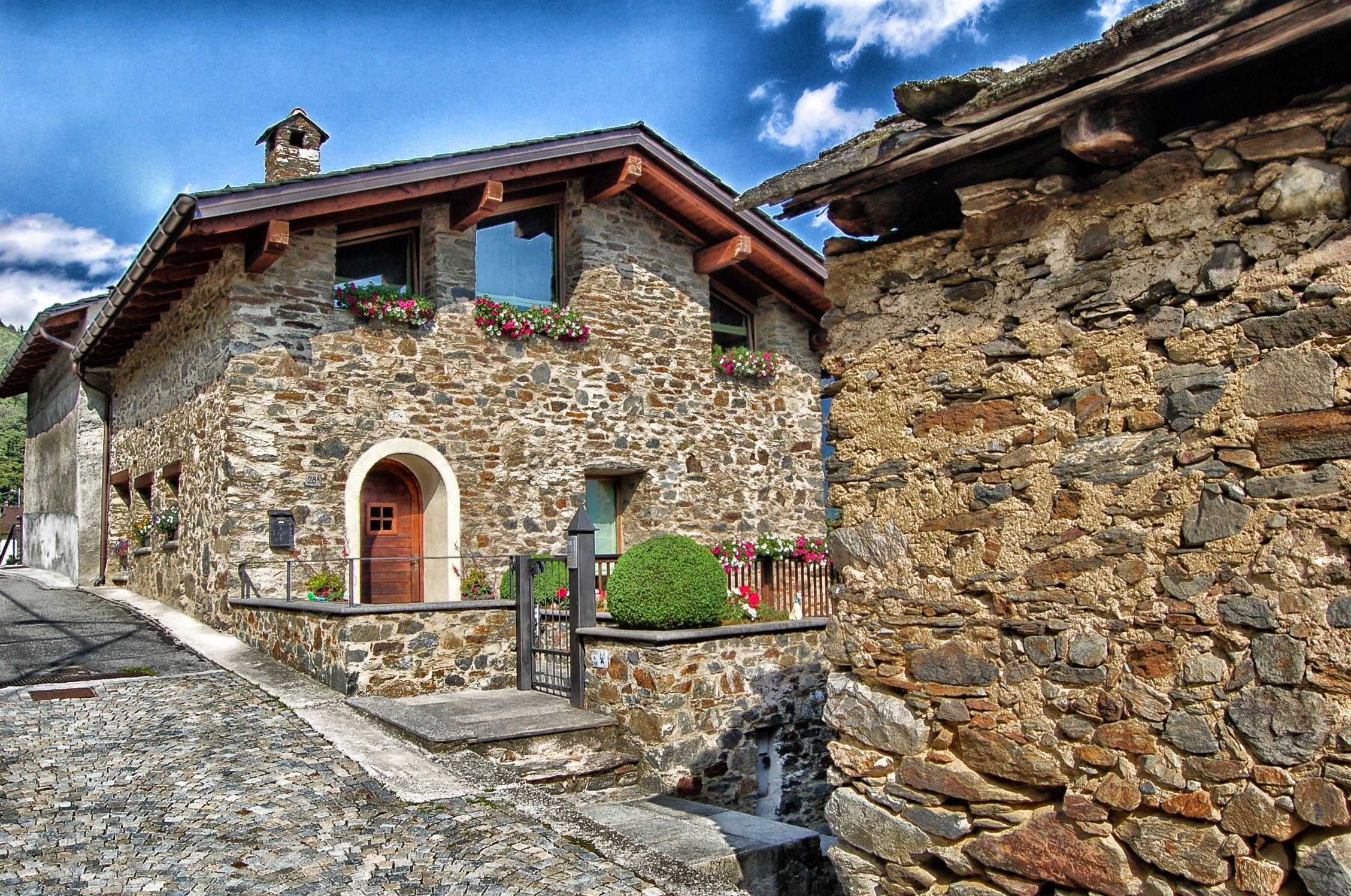 famous Place, Italy, the past, summer, building Exterior, solid, outdoors, stone, ancient, cities, Tirano, cloud - sky, old, homes, sky, europe, architecture And Buildings, HD Wallpaper