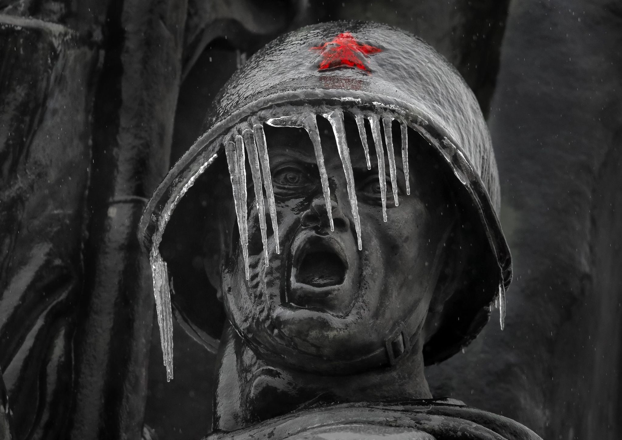 selective coloring, winter, stars, frost, statue, icicle, World War II, 1080P, red star, helmet, Romania, Soviet Army, soldier, open mouth, face, USSR, HD Wallpaper