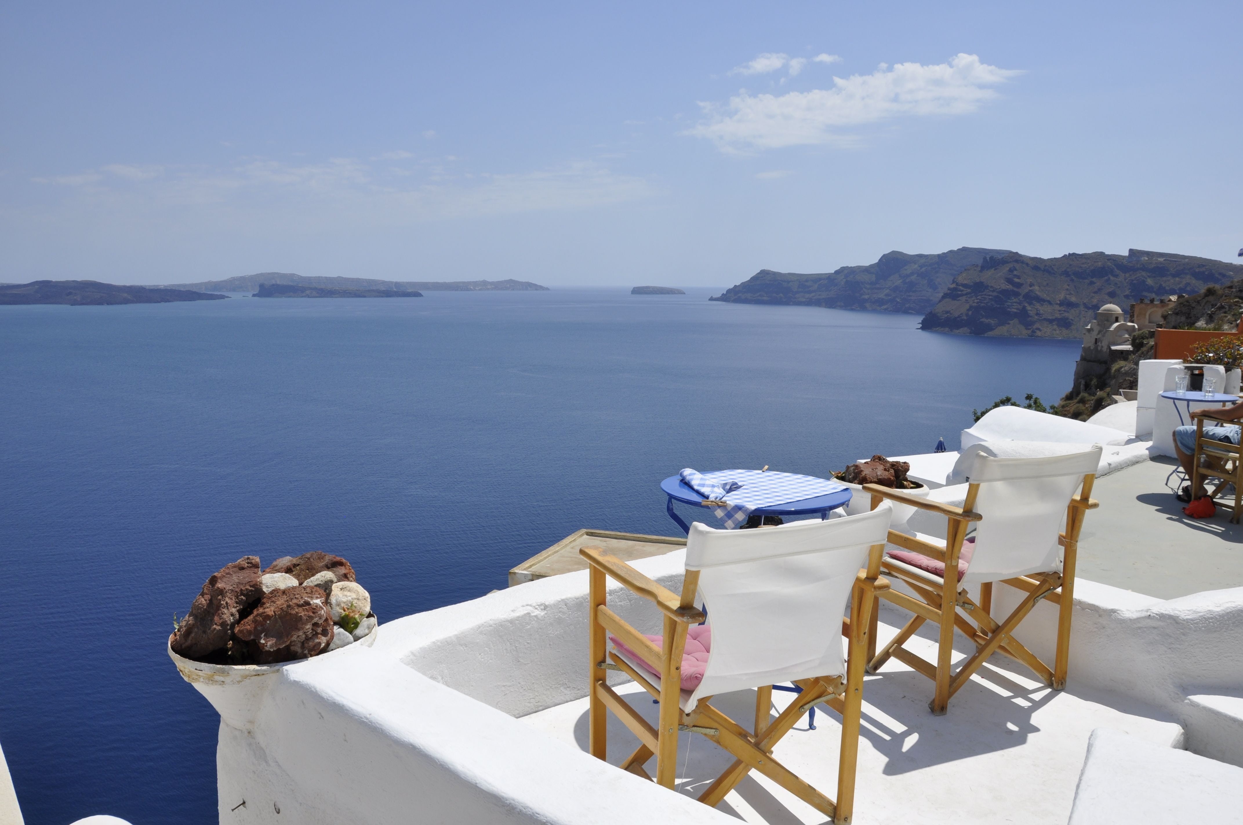 tourism, two, greece, white, tranquility, day, blue, chair, high, table, tranquil scene, land, terrace, brown, body, beach, cyclades, crater rim, seat, HD Wallpaper